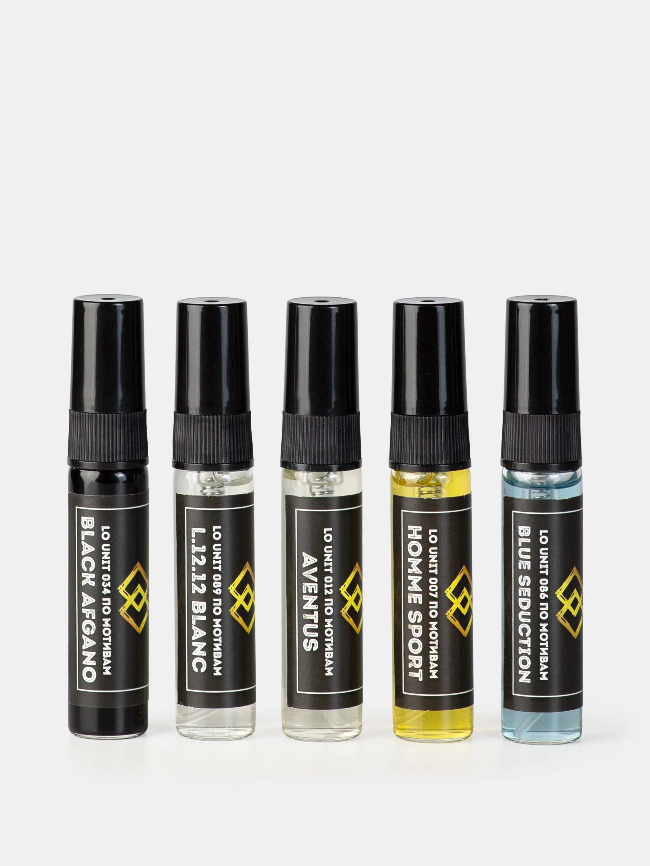 набор флаконов на белом фоне