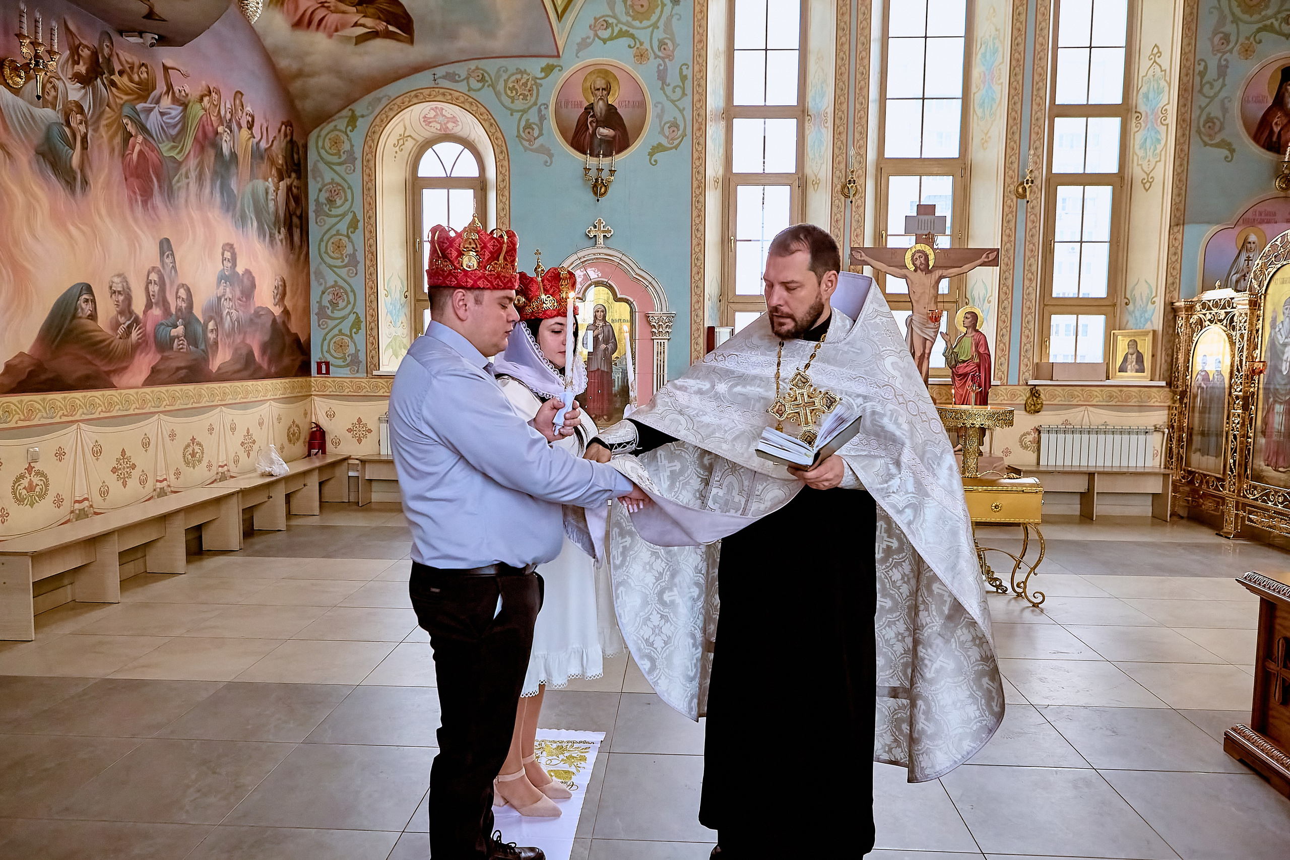 Вместе взявшись за руки