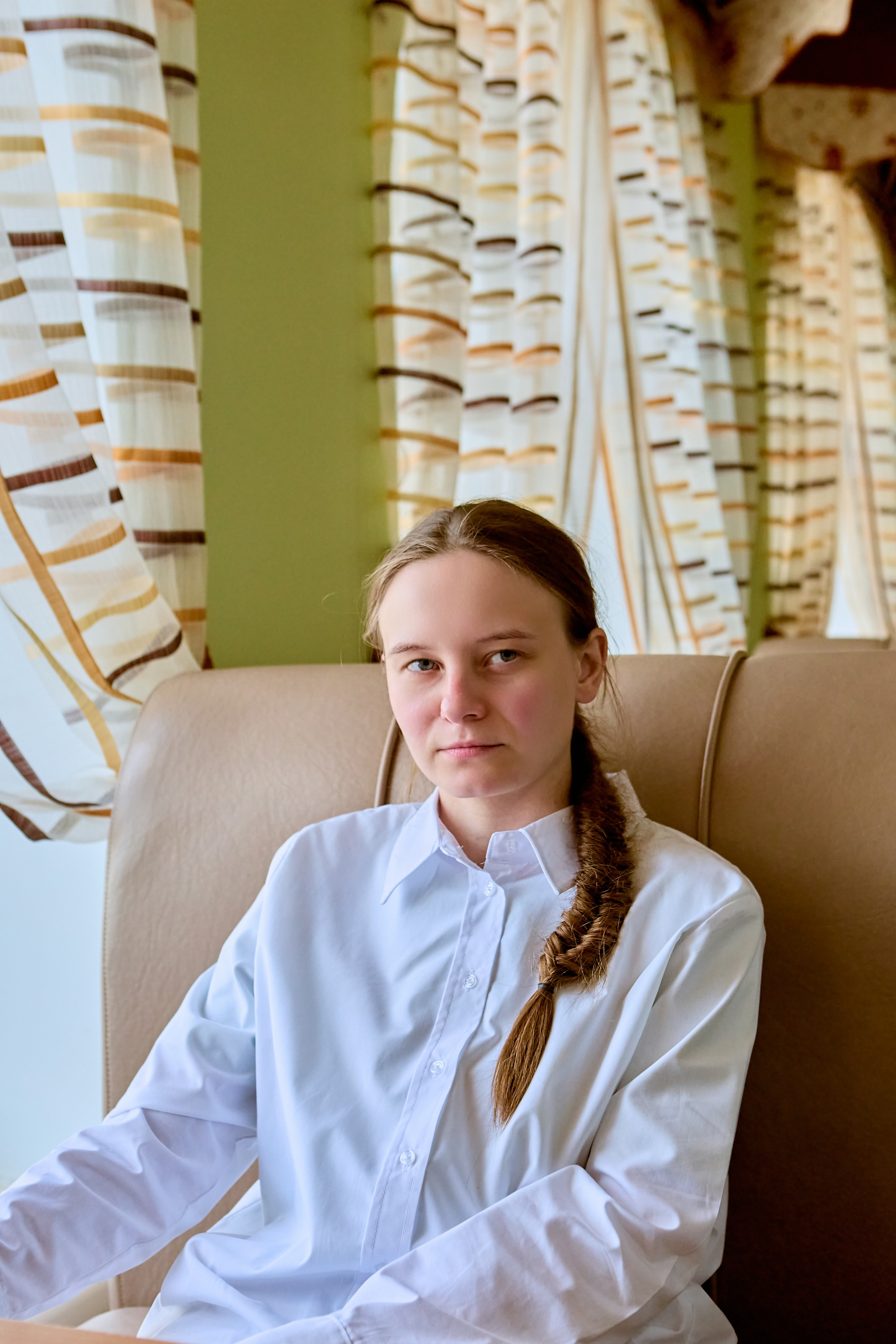 Портрет девушки фотосессия в кафе г. Мстера православный портретный фотограф Николай Голованов из Дзержинска