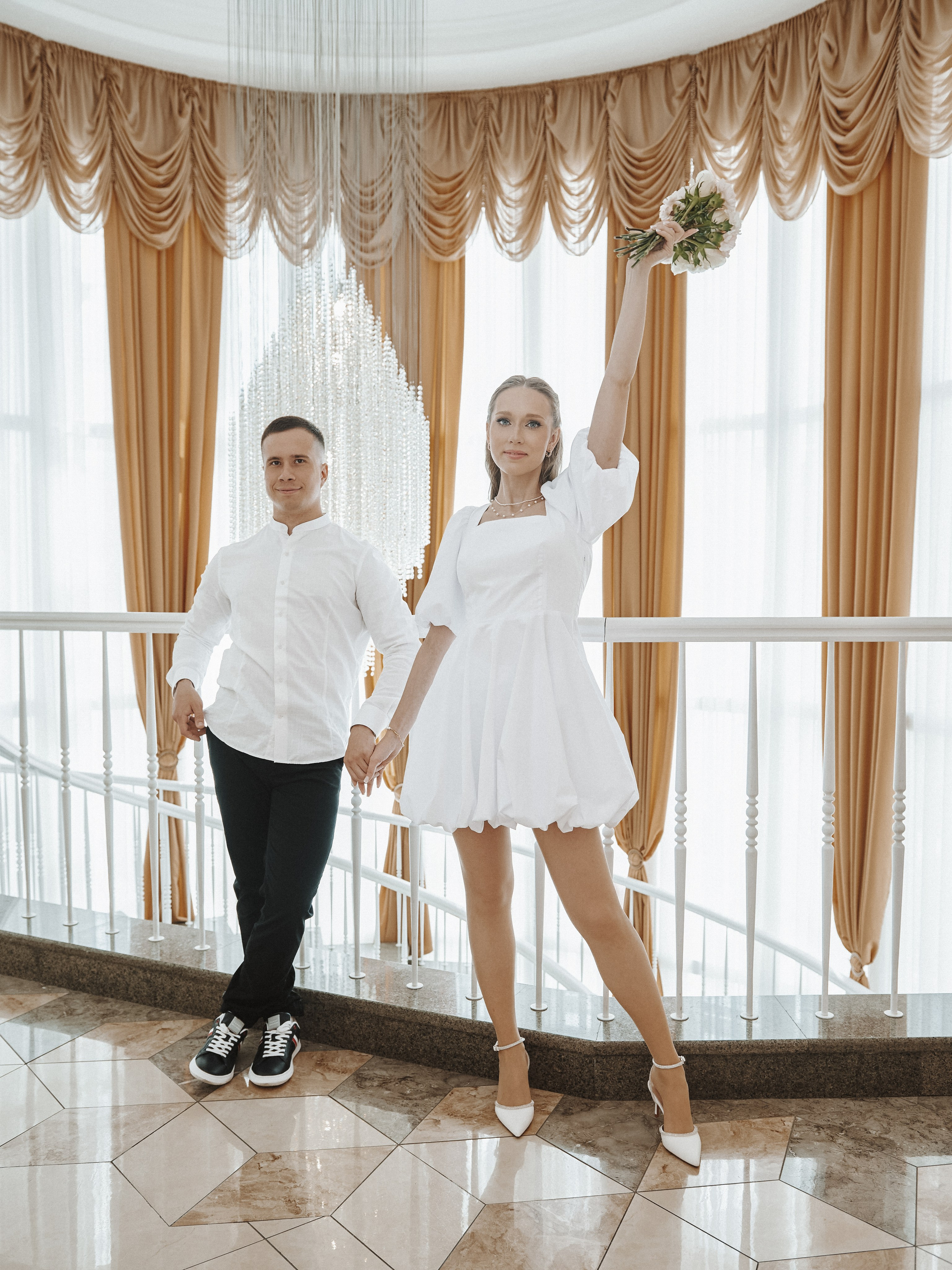 Жених и невеста идут по улице жилого комплекса Чикаго, создавая атмосферу настоящей городской сказки.