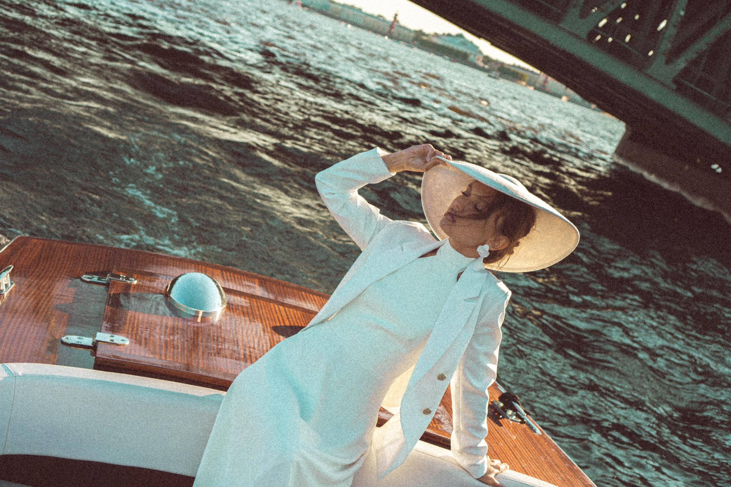 СВАДЕНБНАЯ СЬЕМКА НА КАТЕРЕ ПО КАНАЛАМ САНКТ-ПЕТЕРБУРГА И В АКВАТОРИИ НЕВЫ. Профессиональный фотограф, Санкт-Петербург — Виктория Богомолова