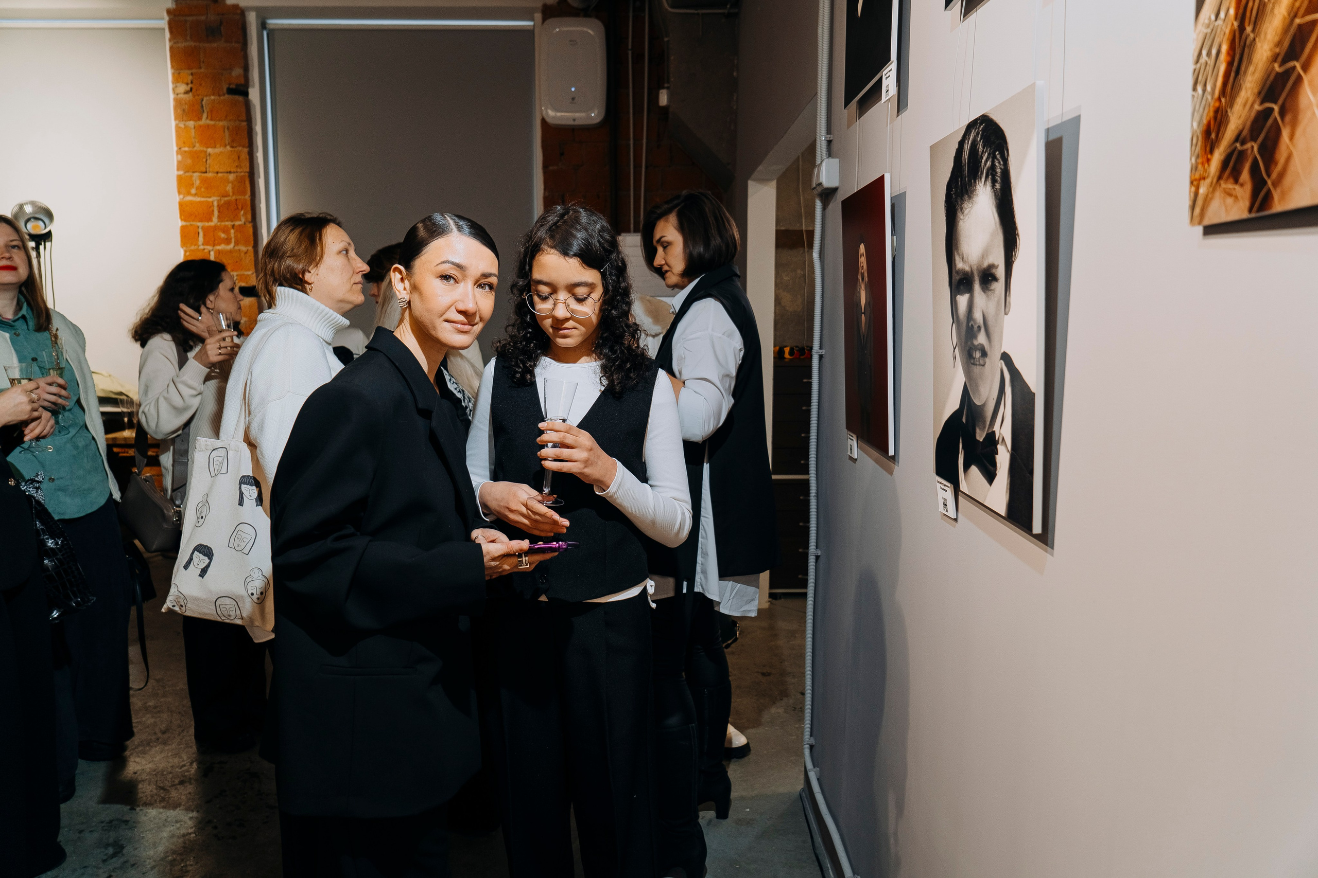Вернисаж фотовыставки MFamilia «Гармония различий». Организация фотовыставок в Петербурге и Москве, MFamilia (МФамилия)