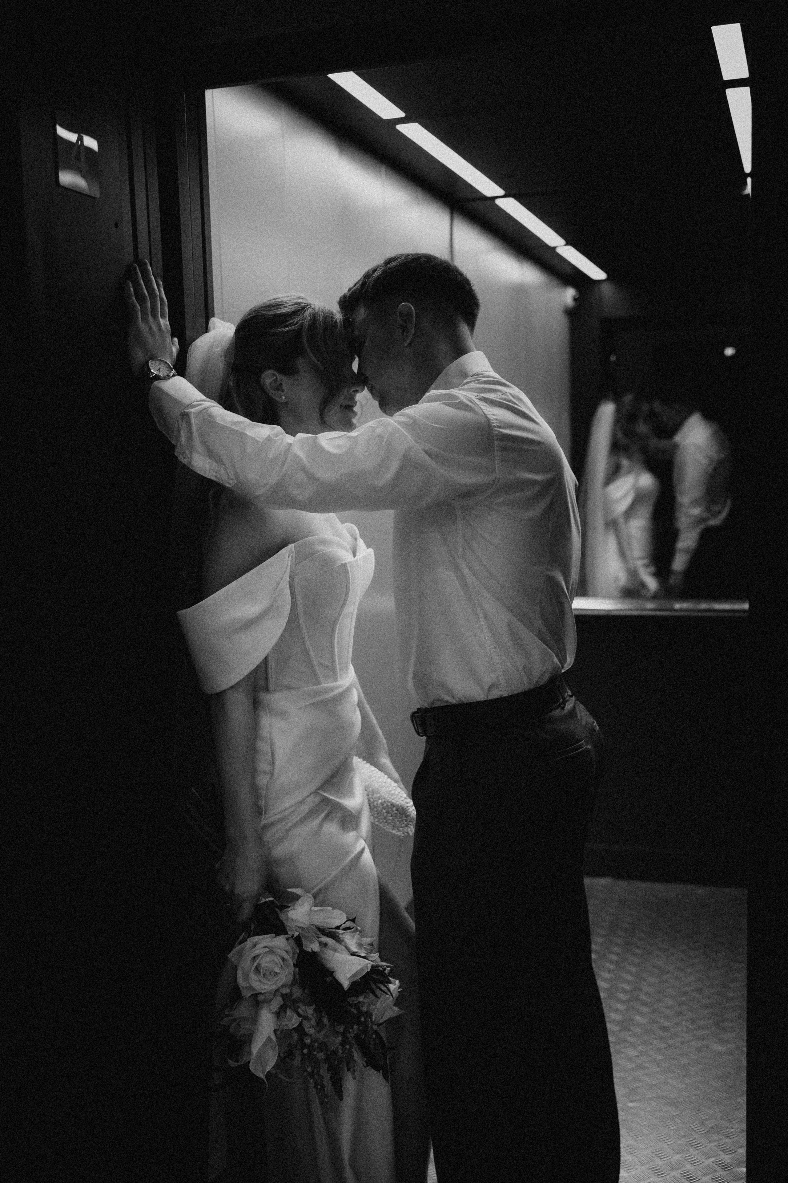 Свадебная фотосессия в стильном лифте элитного дома Москвы