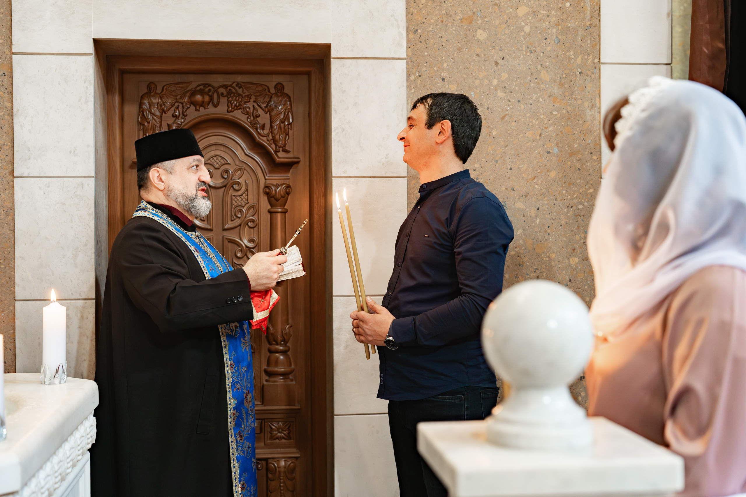 Крещение  ребёнка в храме. Фотограф видеограф Геннадий Янбаев в Сочи, Краснодаре