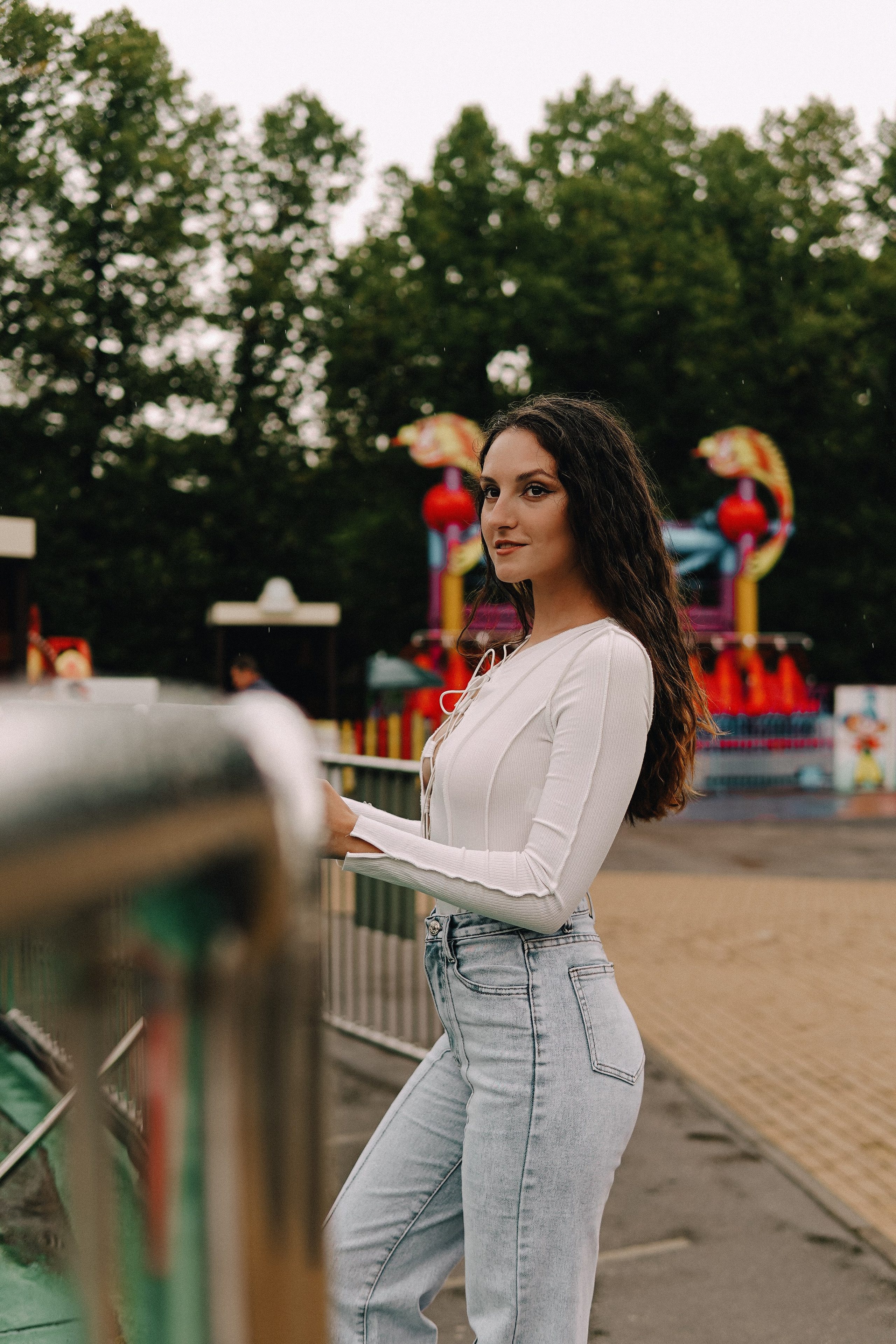 Съемка в парке аттракционов — модель Мила. Фотограф Москва и Видеограф Москва