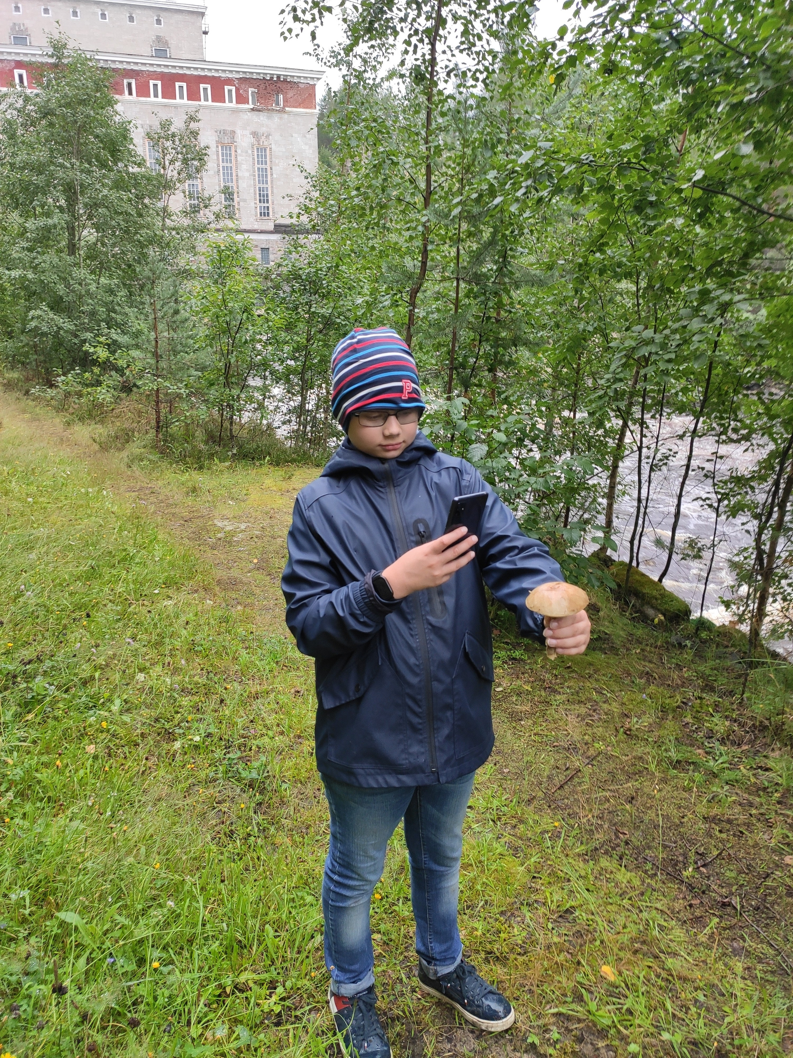 У здания ГЭС - как и везде в Карелии в августе - грибное место