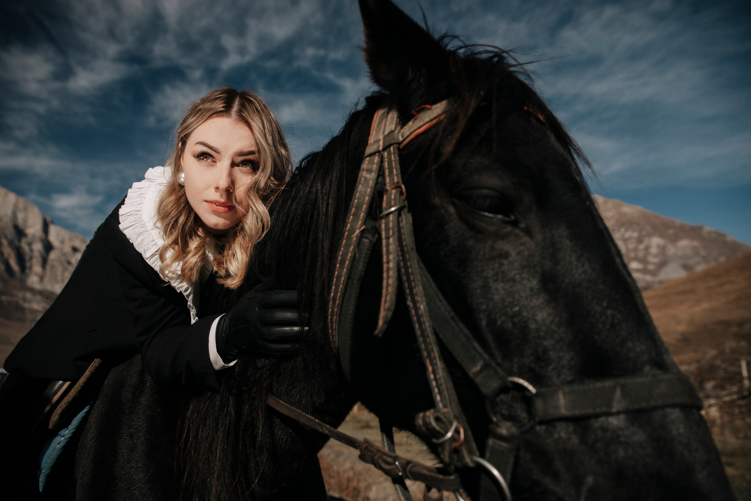 фотосессия с лошадью, фотосессия, лошадь, фотосессия в горах, фото с конем, фотография с лошадью, фотосессия, горы, Кавказ, фотосессия в песках, фотограф Осколкова Ульяна