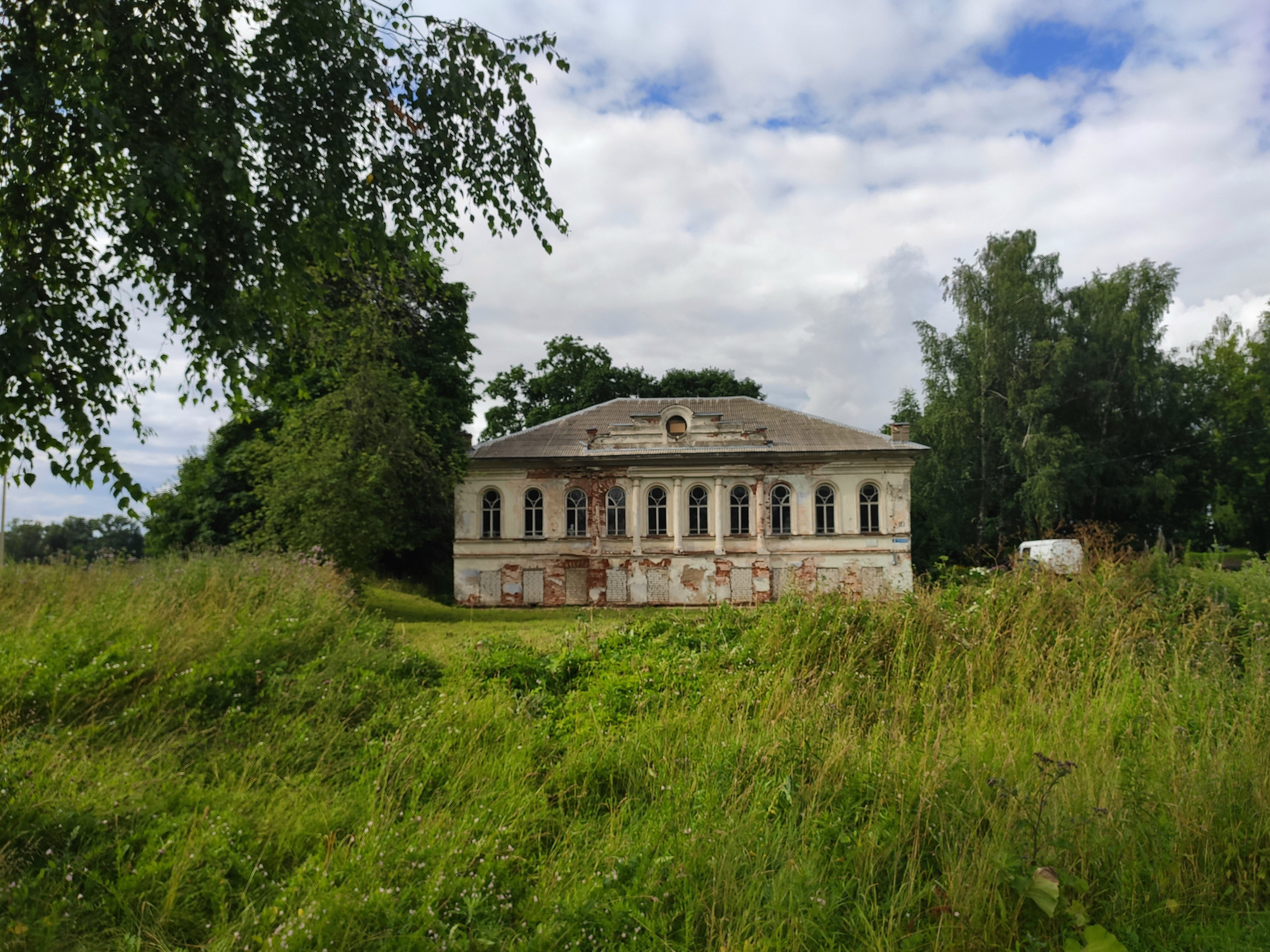 Дом Бычковых. В таком состоянии бОльшая часть усадеб XVIII-XIX в. в городе. Заехали в магазин при Угличском заводе, накупили вкуснейшего сыра и отправились домой