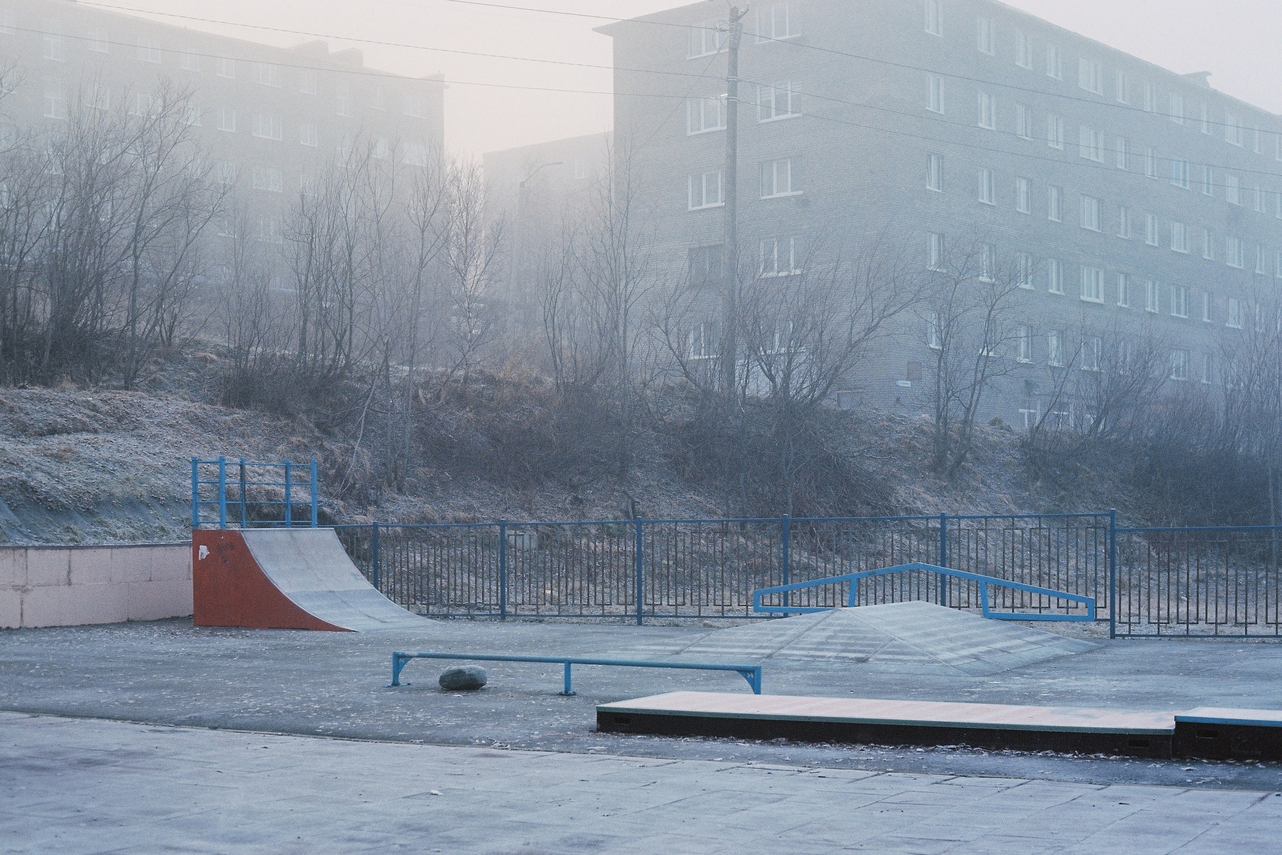 Туманный вид на пятиэтажки. Замерзший Кировск в Тумане