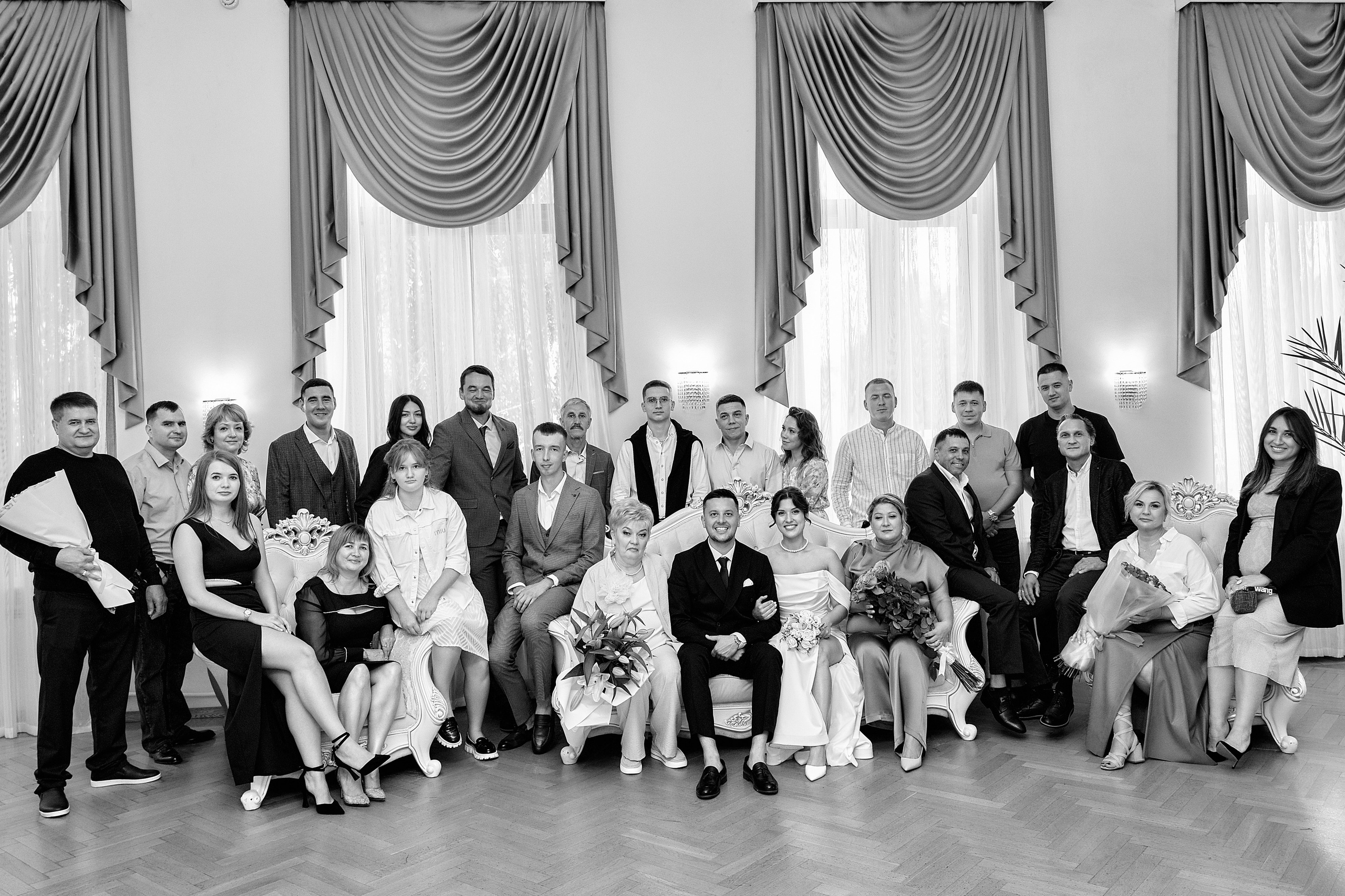 Свадебная фотосессия в интерьерах Дворца бракосочетания Ульяновска: белые колонны, камин и старинная мебель. Лучший фотограф Ульяновска и Казани Елена Орешина