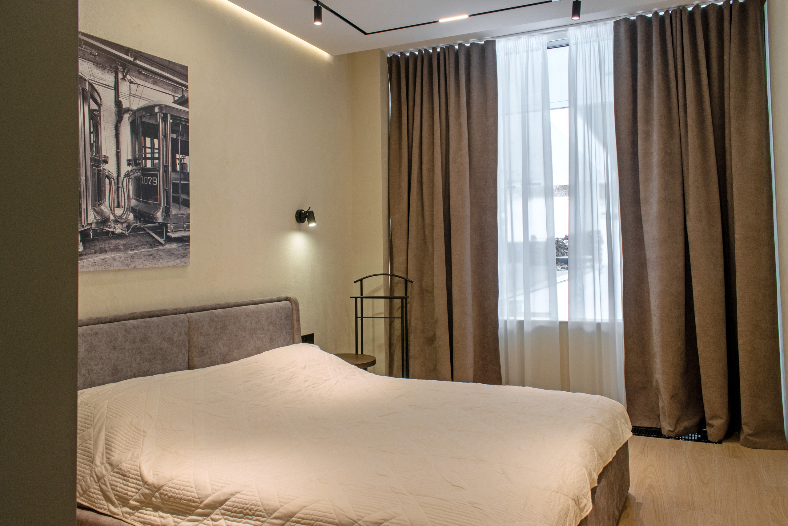 Интерьер дома для сдачи в аренду в Карелии в Сортавальском районе. Фотосъемка спальни с большой кроватью.