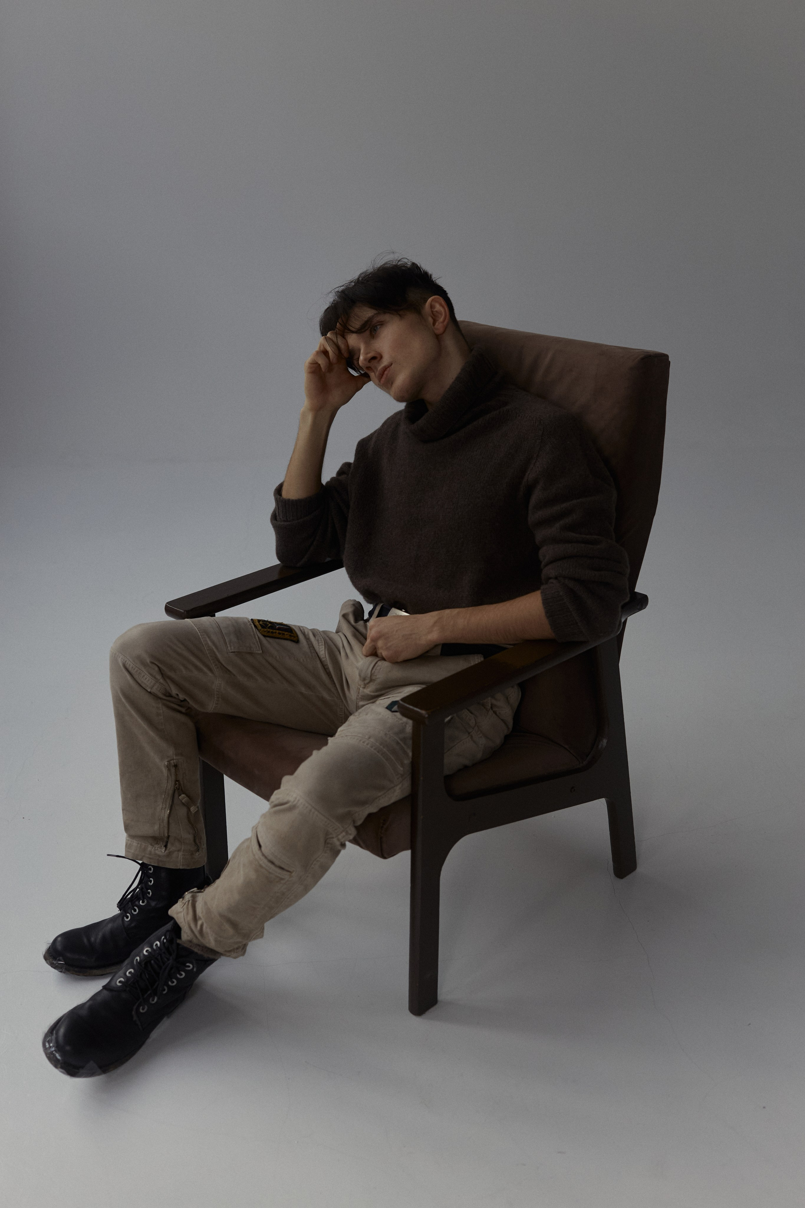 Студийная съёмка мужчины в деловом образе на однотонном фоне