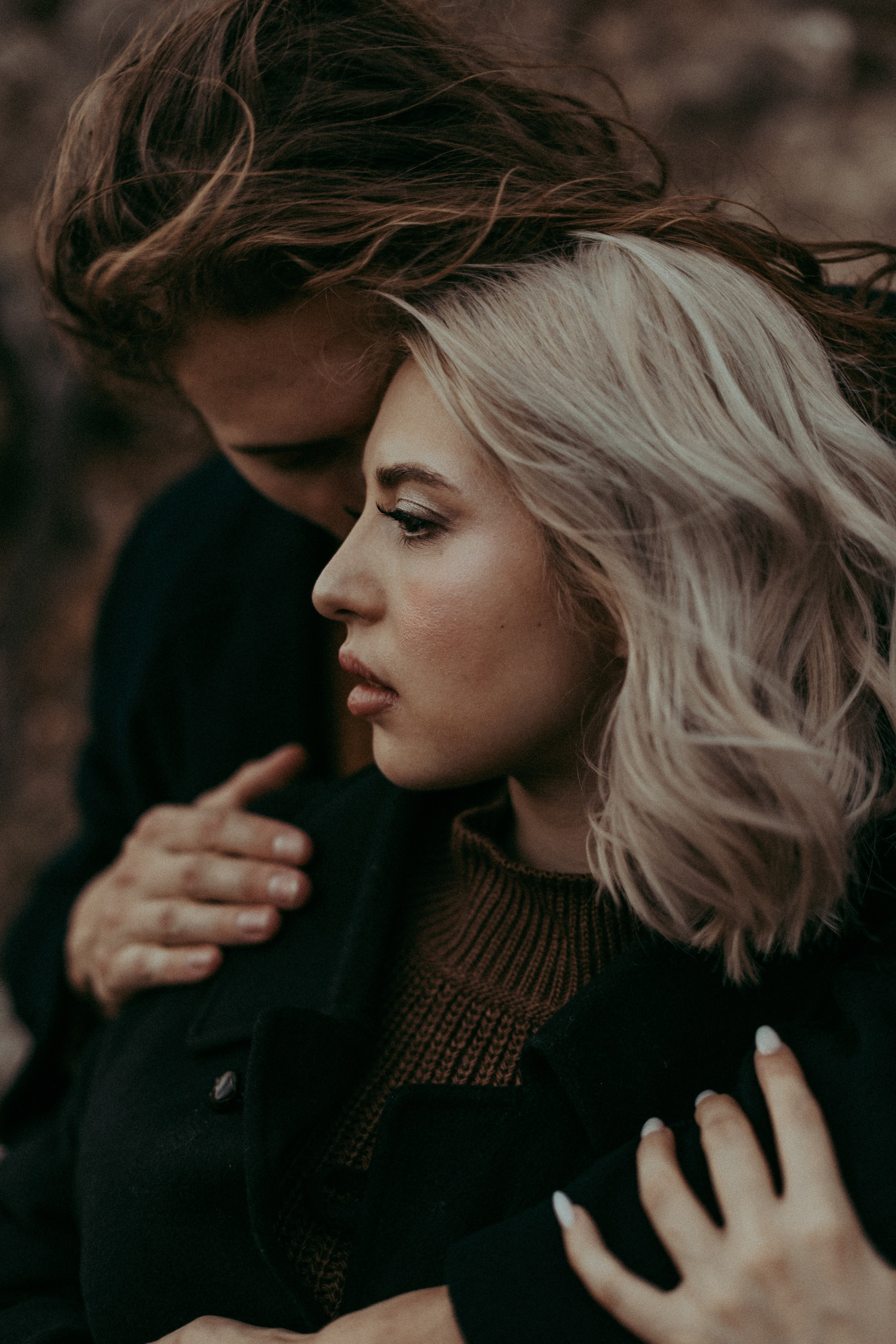 Свадебная фотосессия под ключ. Трогательные фото молодоженов, гостей, декора. Естественная съемка на природе, в зале, в городе. Услуги фотографа для уютных, стильных и эмоциональных свадеб.