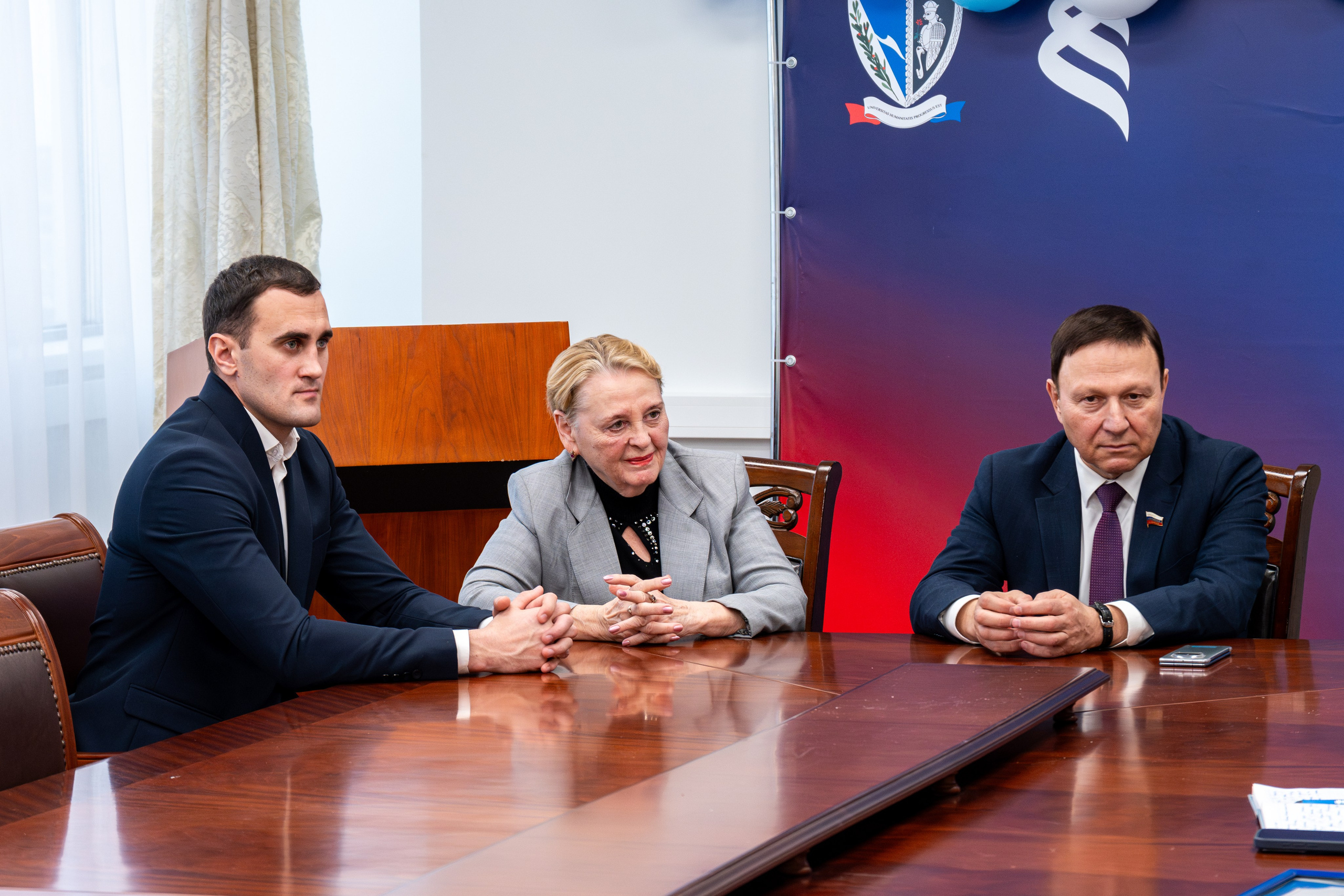 Встреча студентов и сотрудников ДВФУ с сенатором РФ Александром Роликом в День юриста. Репортажный и портретный фотограф во Владивостоке Денис Седов