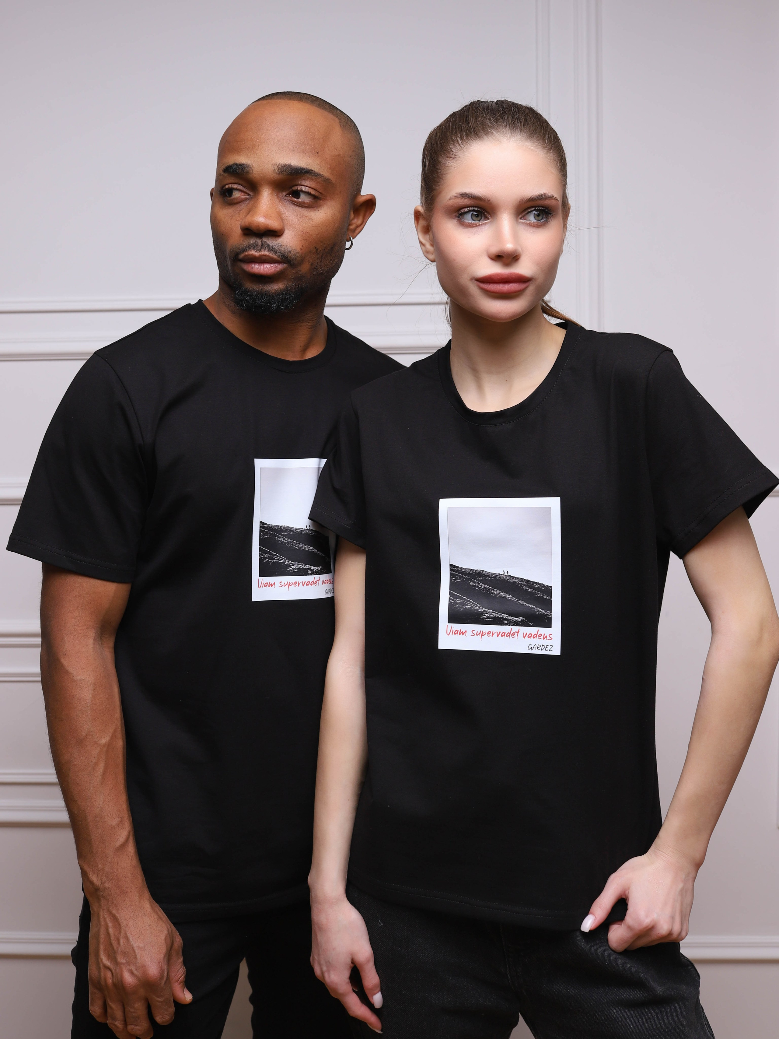 Предметная съемка с моделью для онлайн-торговли.