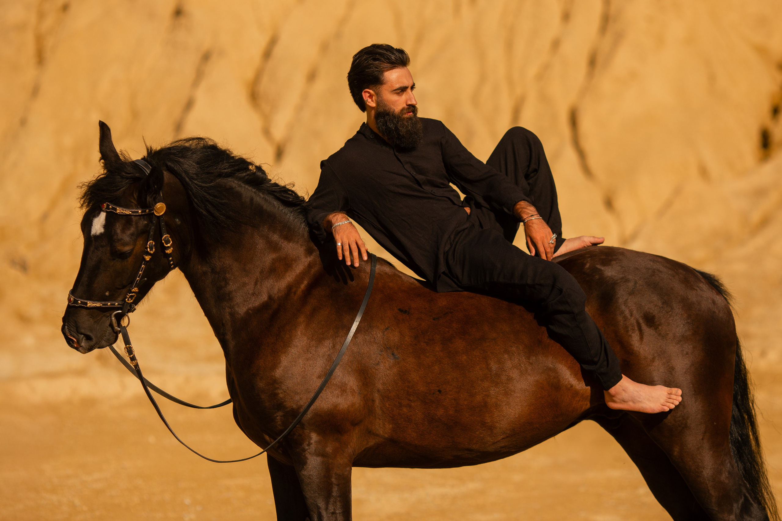 Мужская фотосессия с лошадью