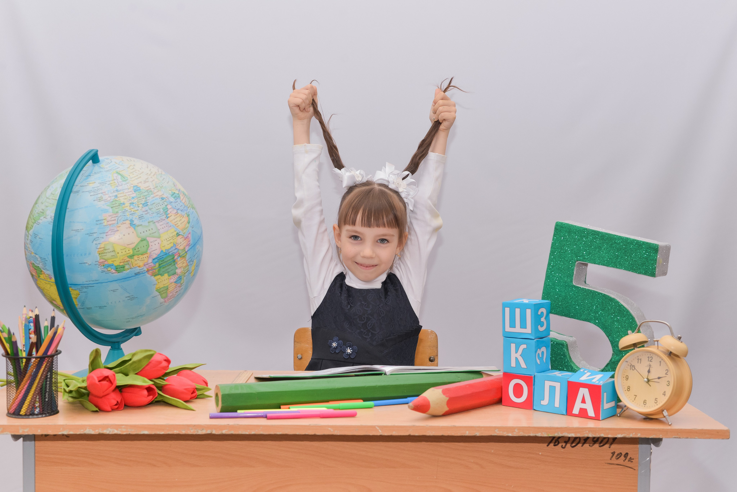 Первоклашки на белом фоне. Детский и школьный фотограф в Костанае Рабига Сейткенова