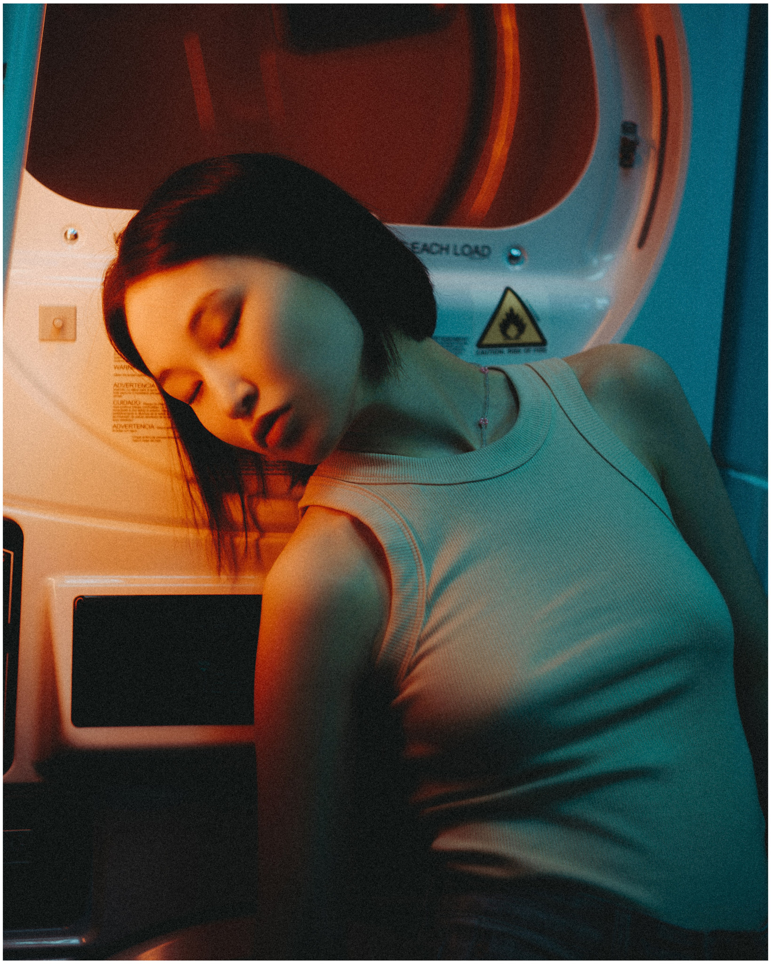 Киношная фотосессия в необычной локации с цветным светом