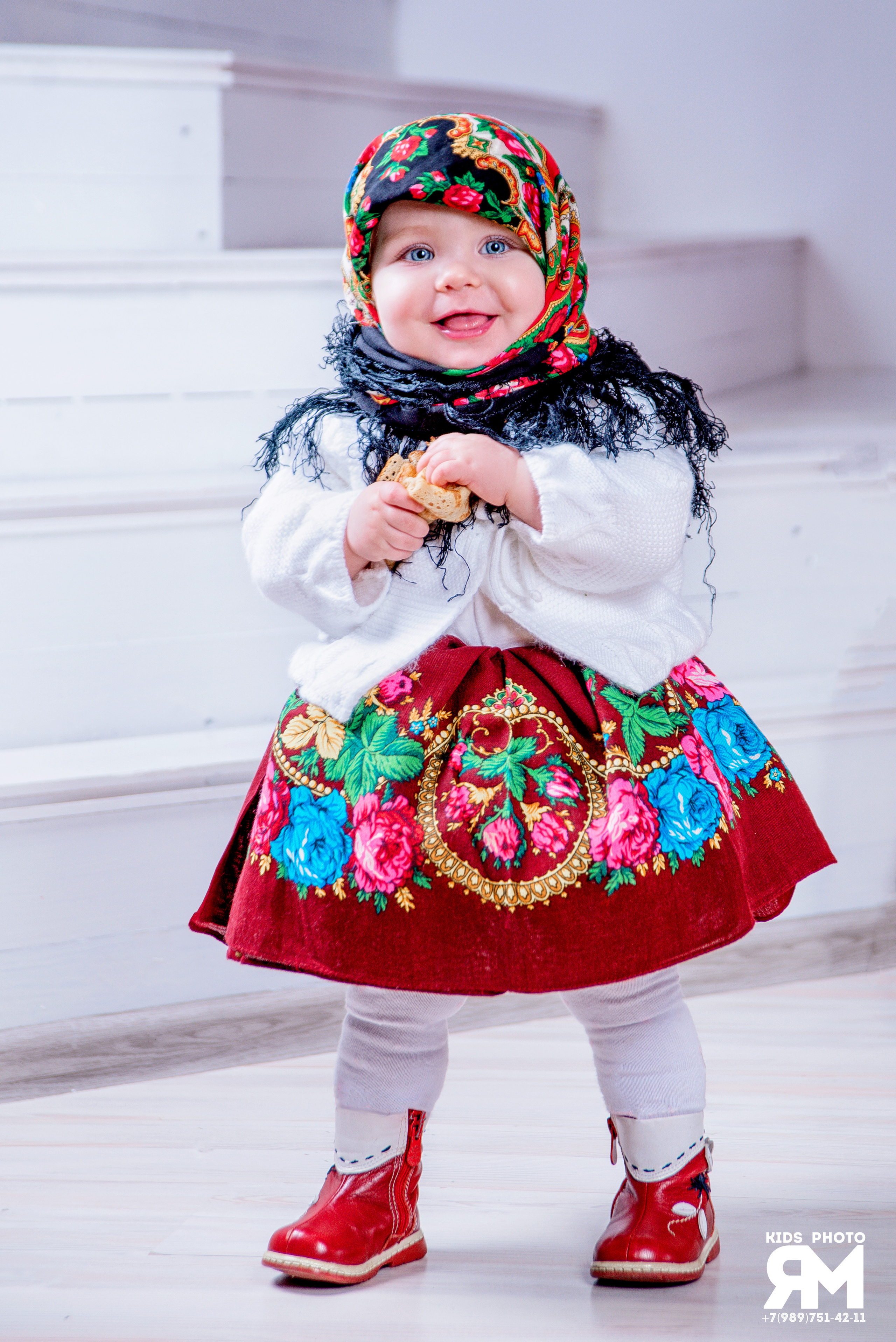 Дети в платках. Детский студийный фотограф Сочи