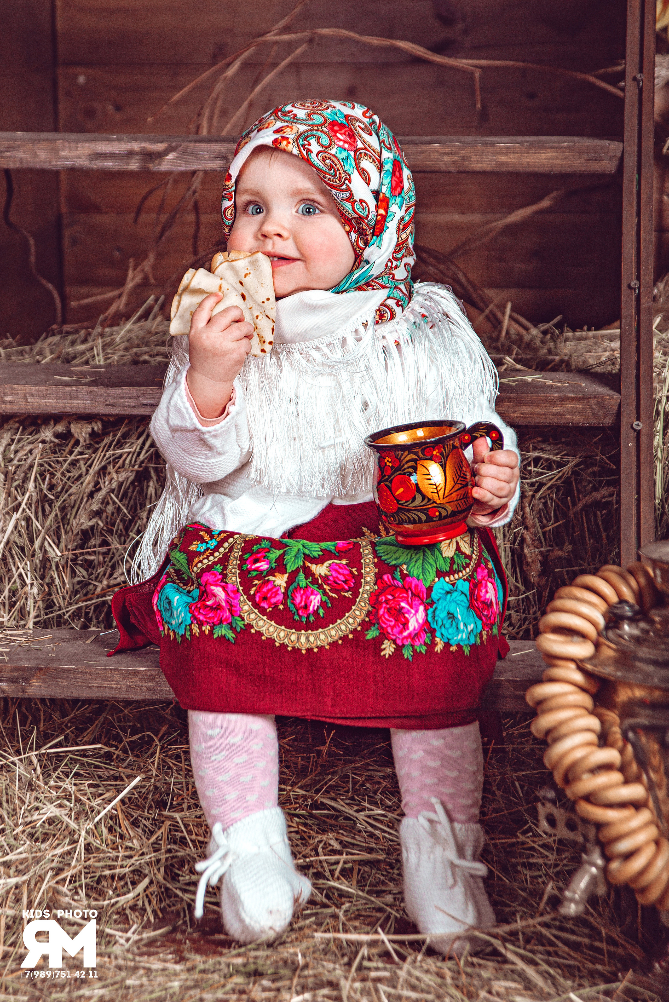 Дети в платках. Детский студийный фотограф Сочи