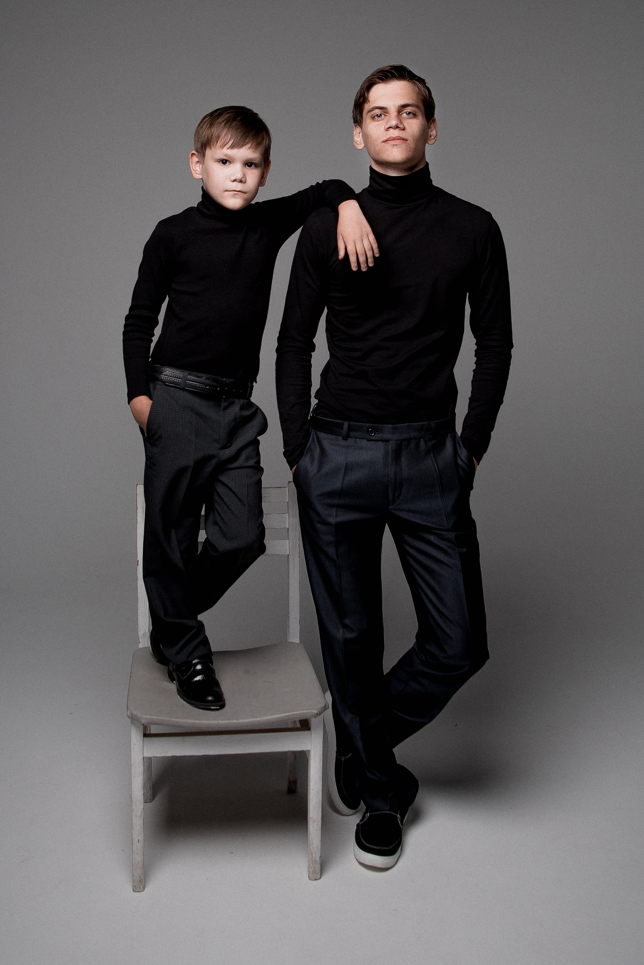 Детская фотосессия братьев в Сочи. Детский студийный фотограф Сочи