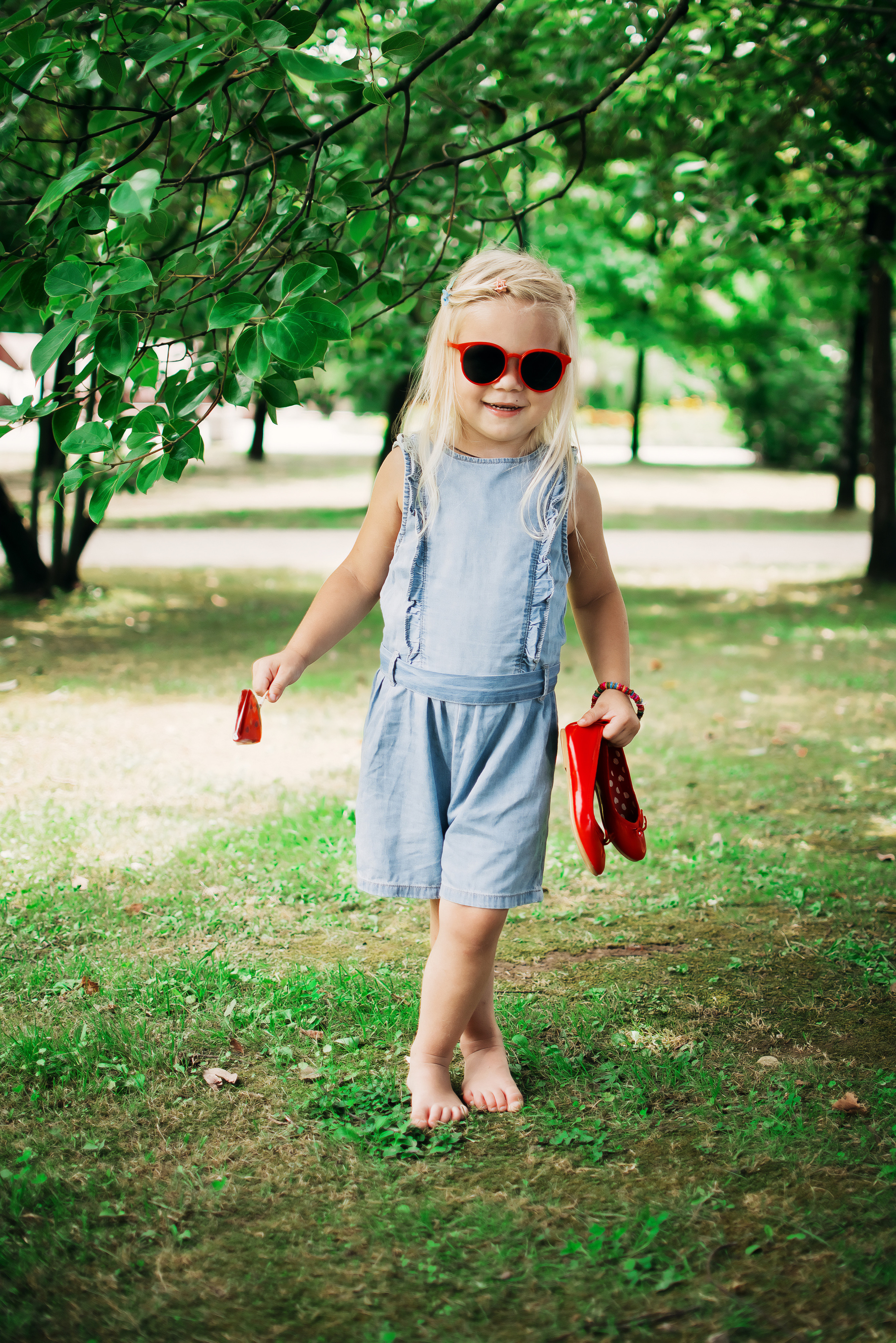 Маленькая девочка на прогулке. Детский студийный фотограф Сочи