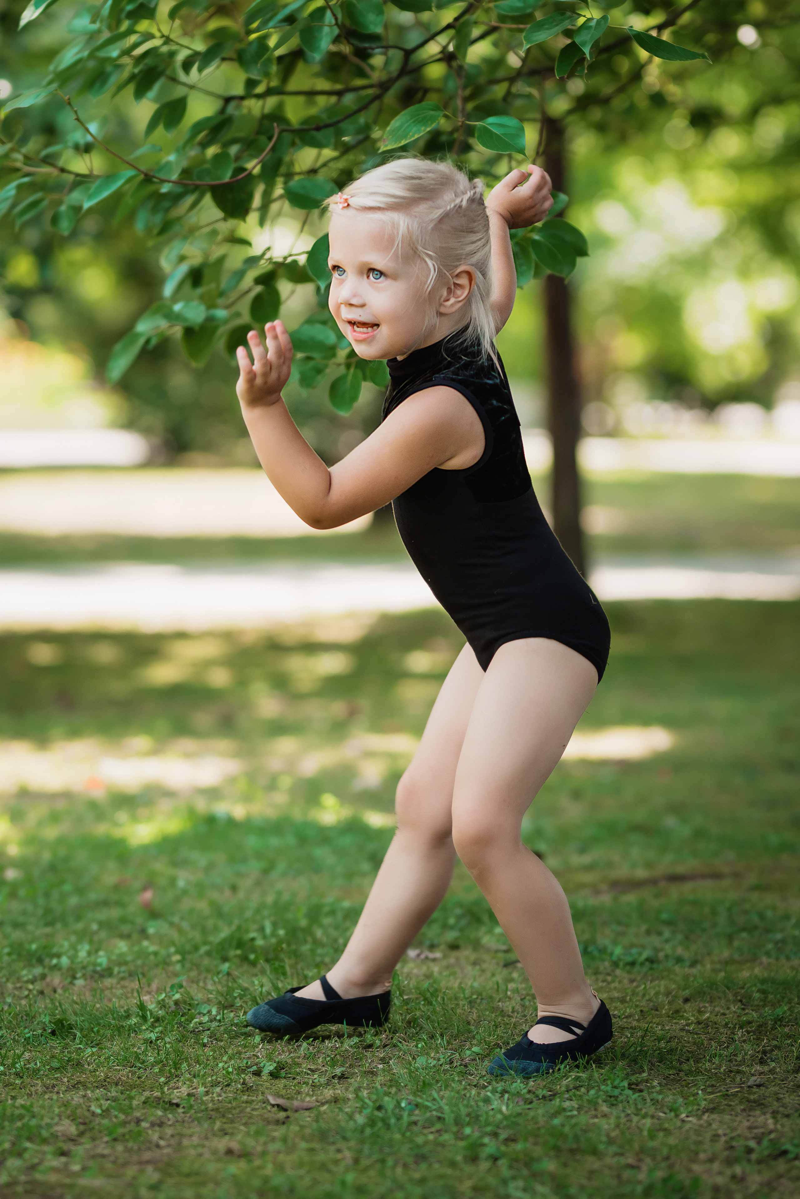 Маленькая девочка на прогулке. Детский студийный фотограф Сочи