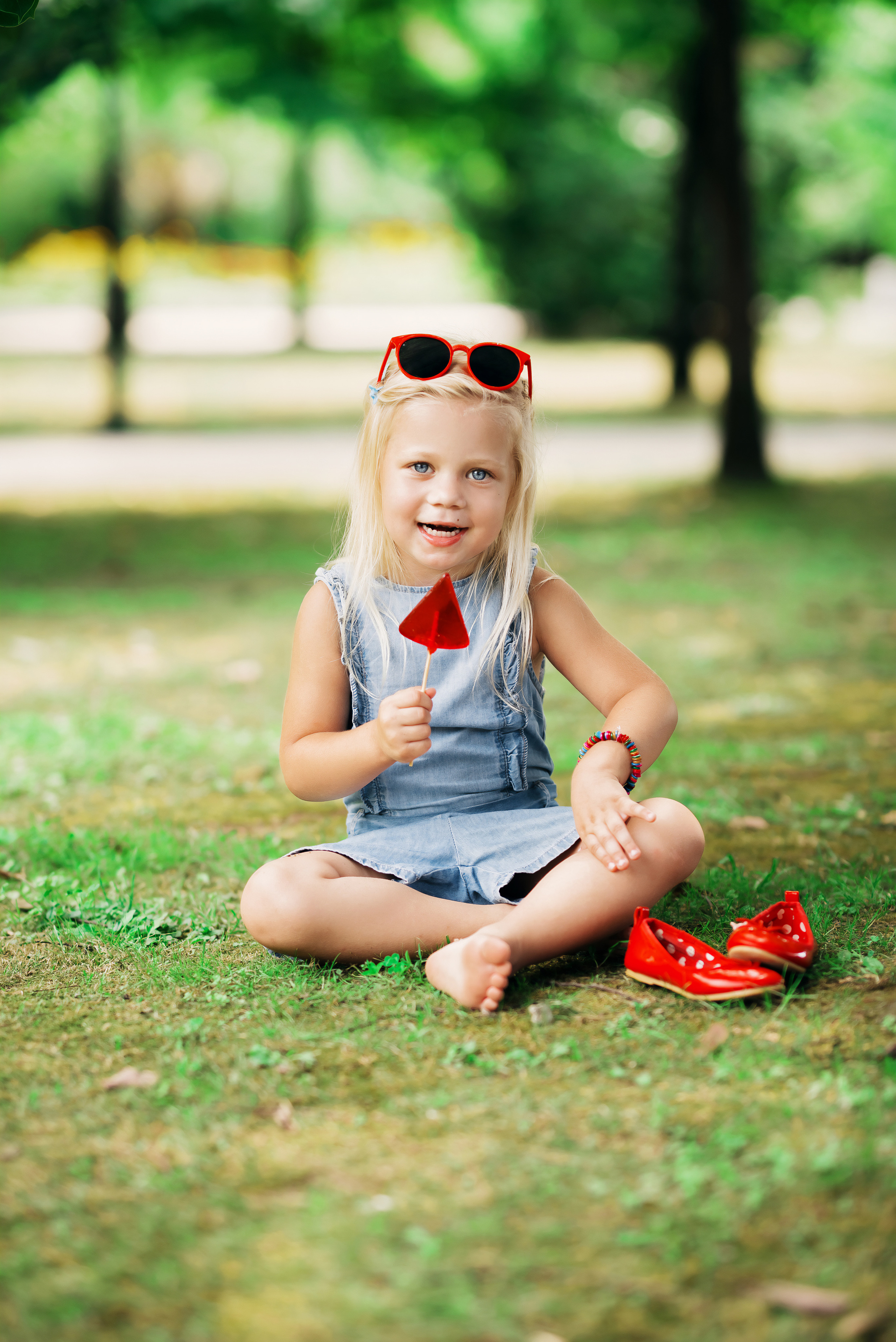 Маленькая девочка на прогулке. Детский студийный фотограф Сочи