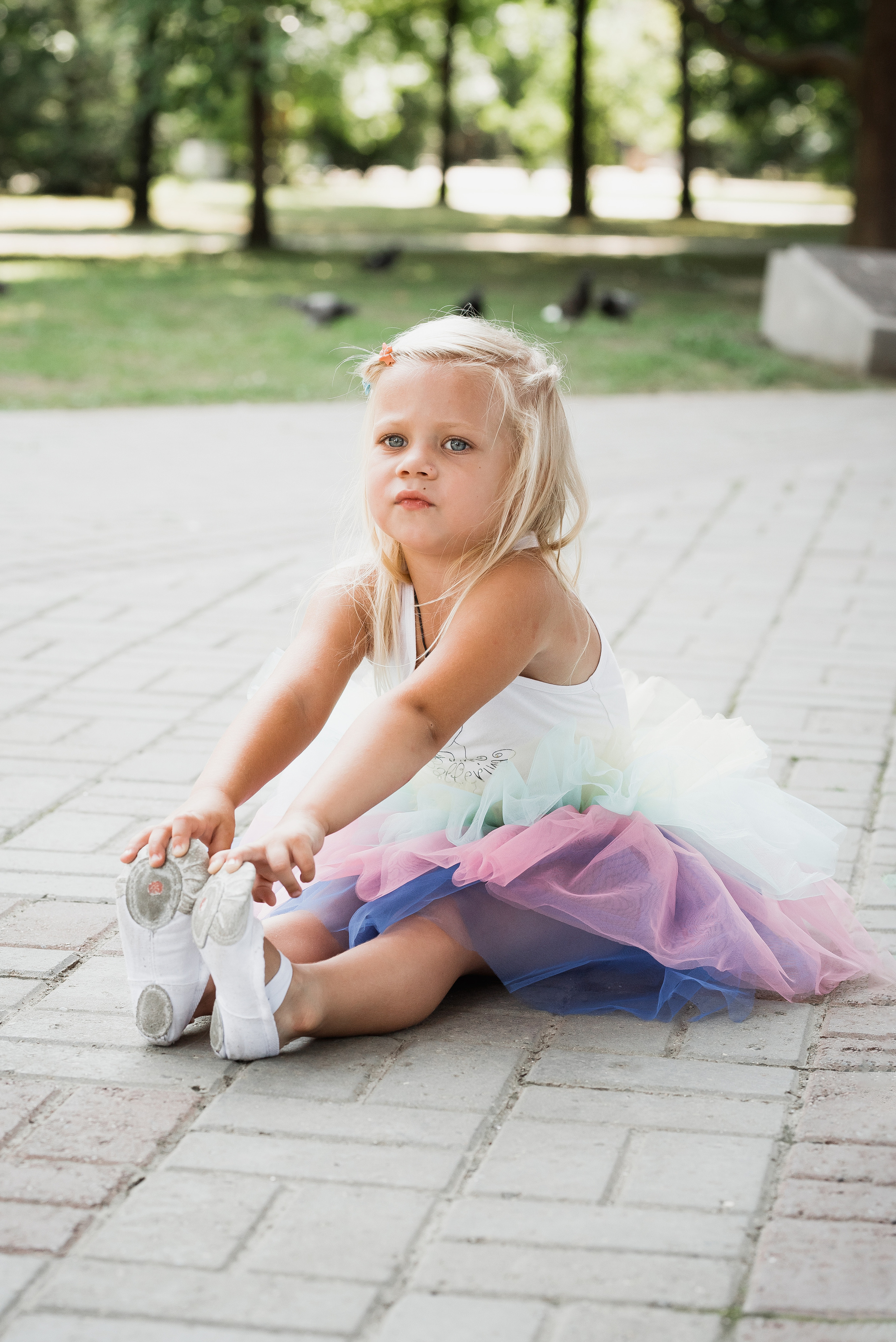 Маленькая девочка на прогулке. Детский студийный фотограф Сочи