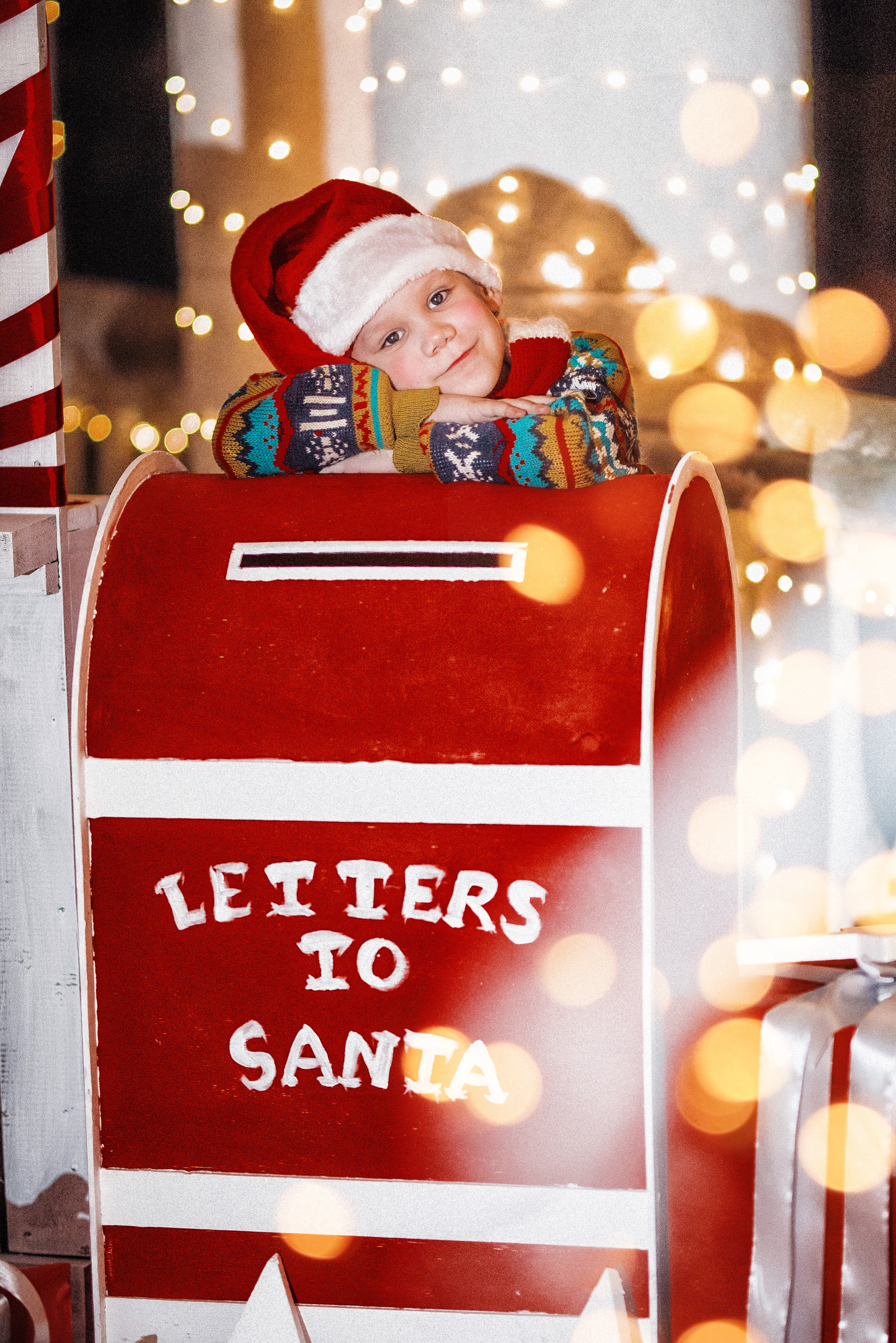 Мальчик с подарками. Детский студийный фотограф Сочи