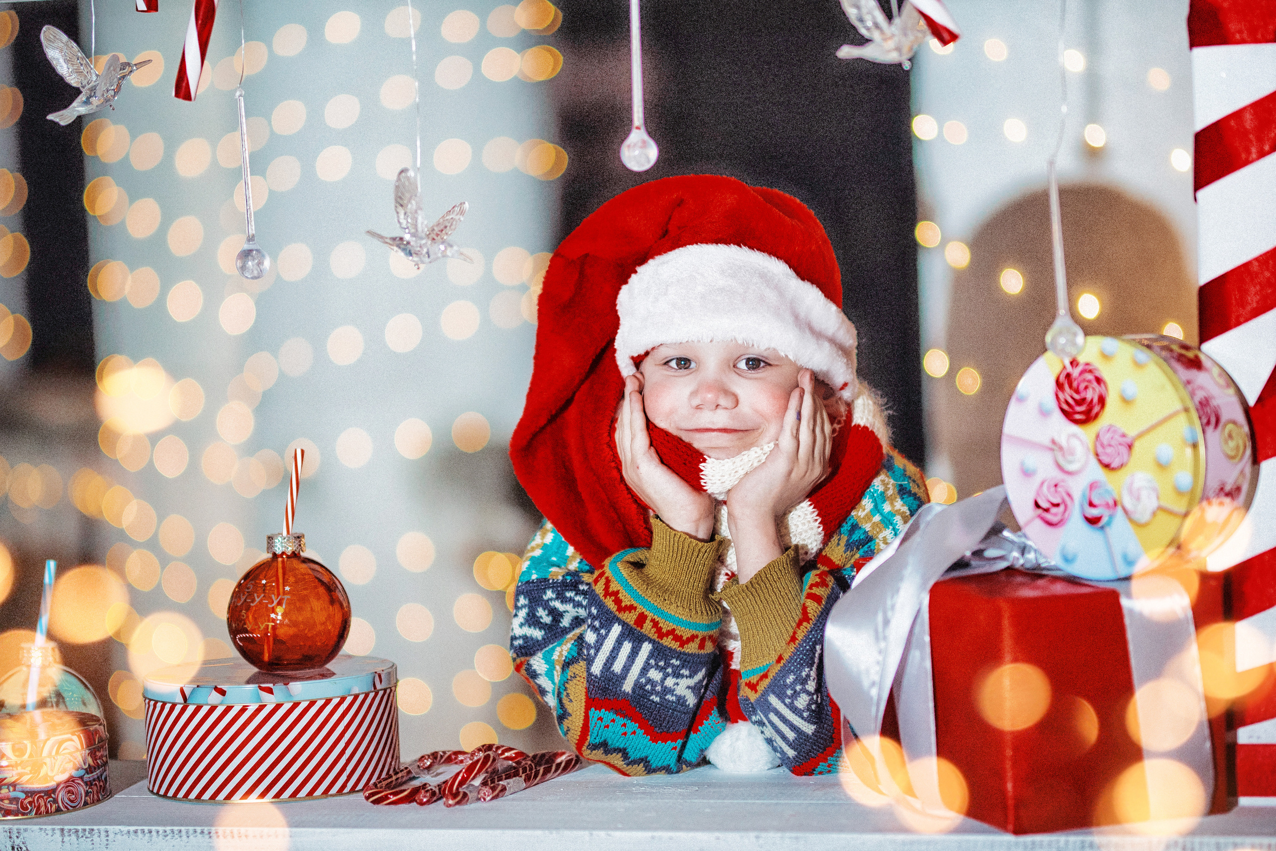 Мальчик с подарками. Детский студийный фотограф Сочи