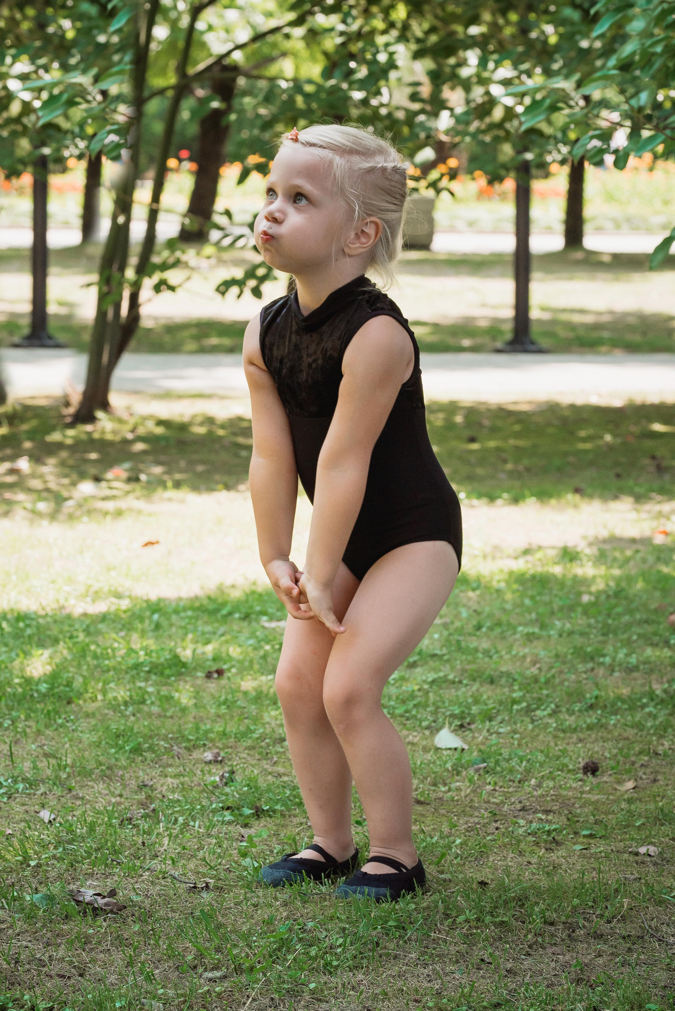 Маленькая девочка на прогулке. Детский студийный фотограф Сочи