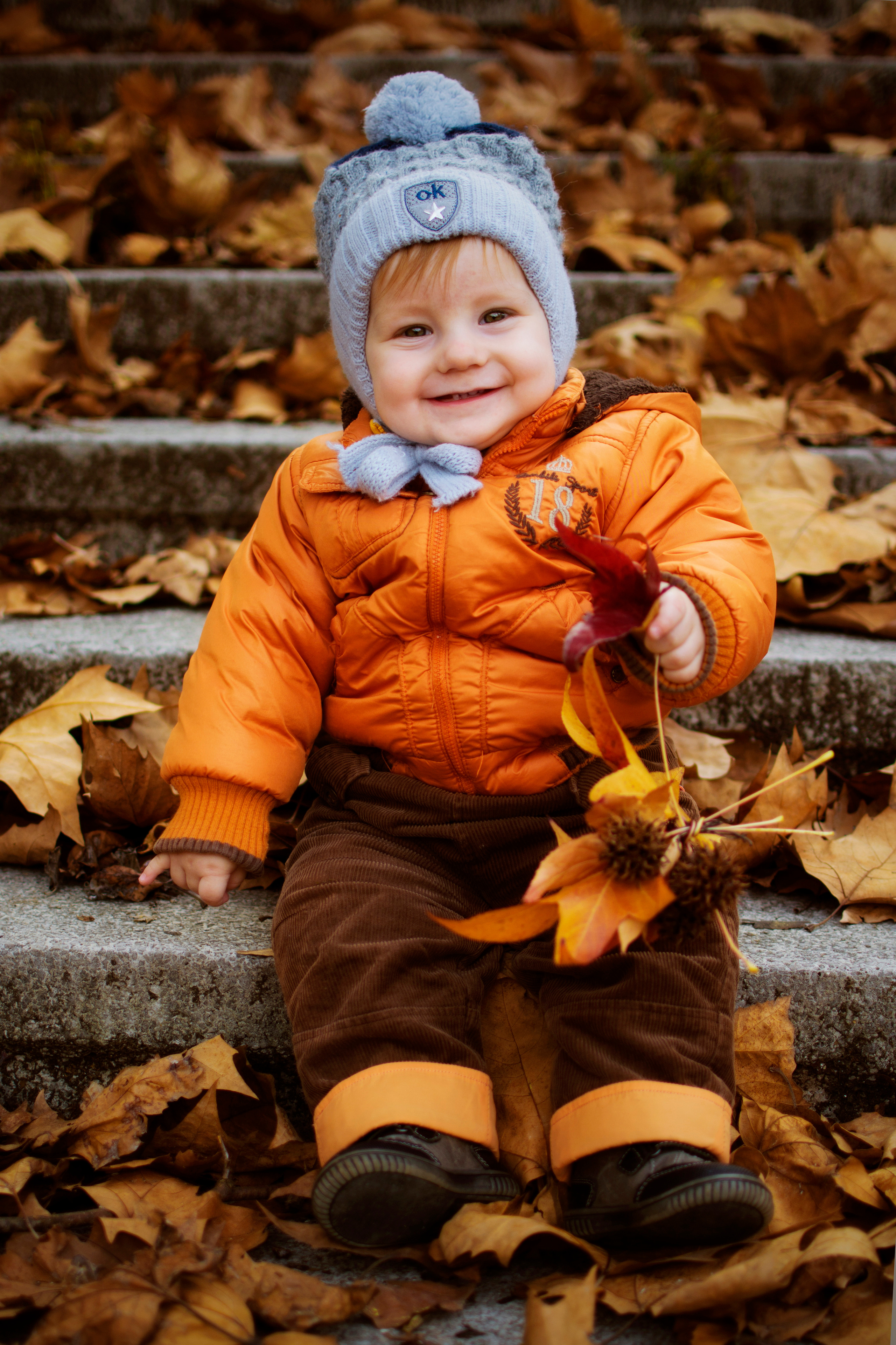 Осенняя фотосессия в листьях. Детский студийный фотограф Сочи