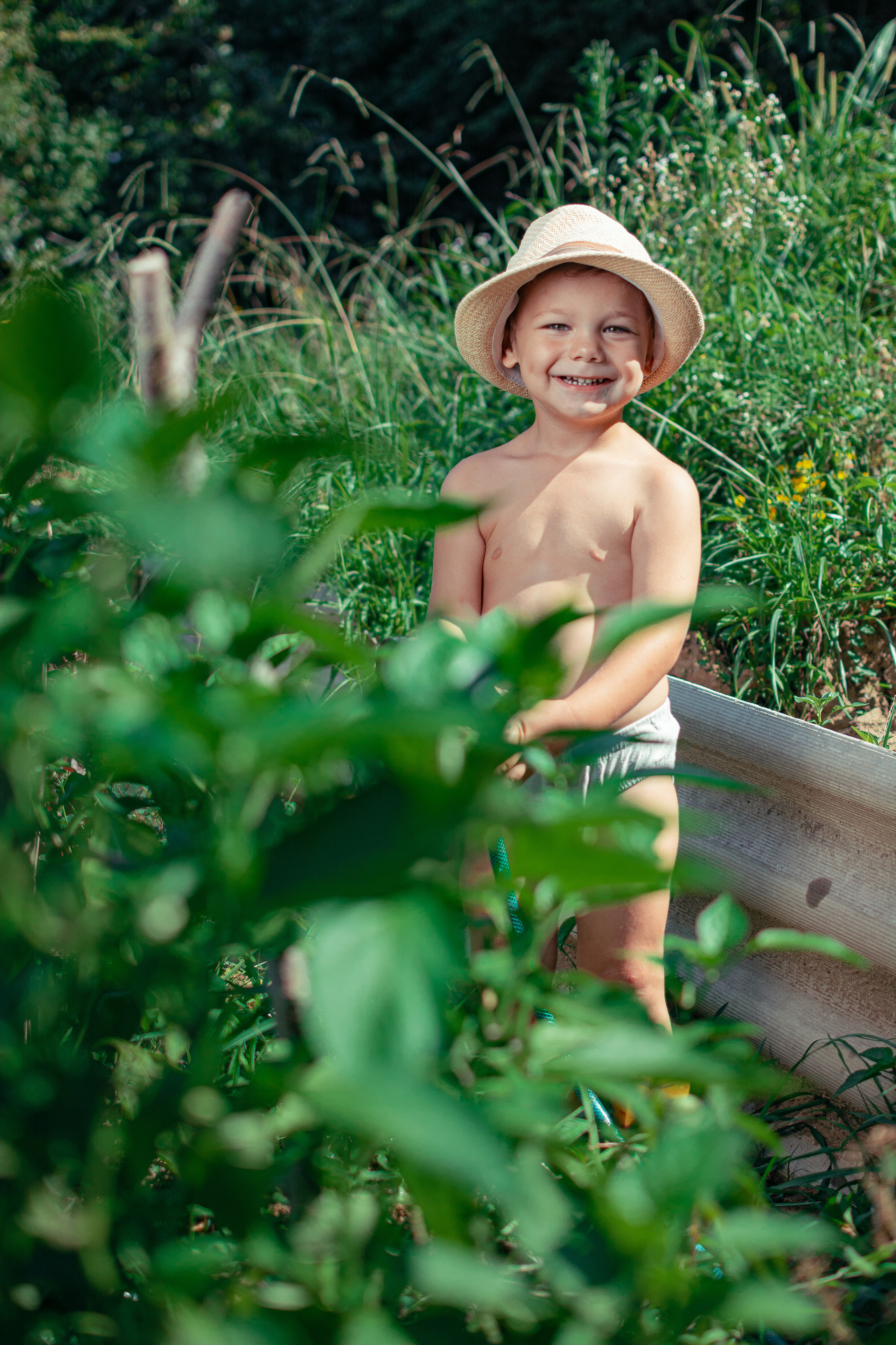 Фотосессия в огороде. Детский студийный фотограф Сочи