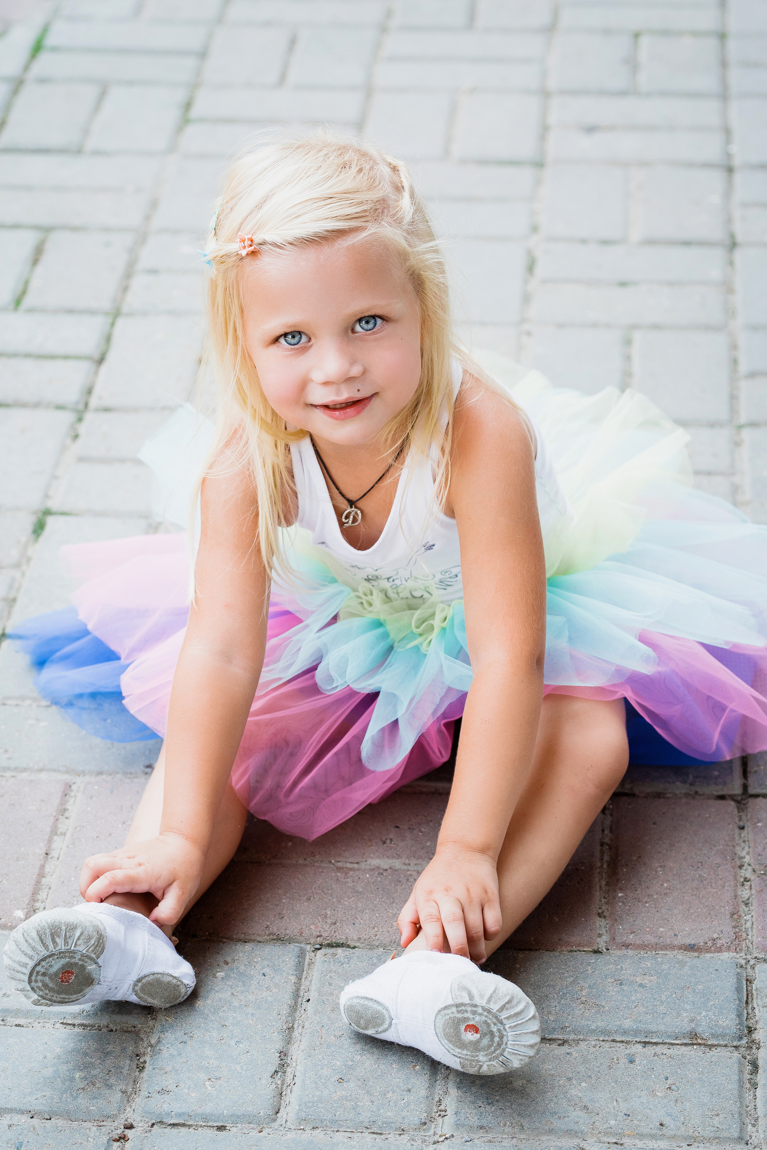 Маленькая девочка на прогулке. Детский студийный фотограф Сочи