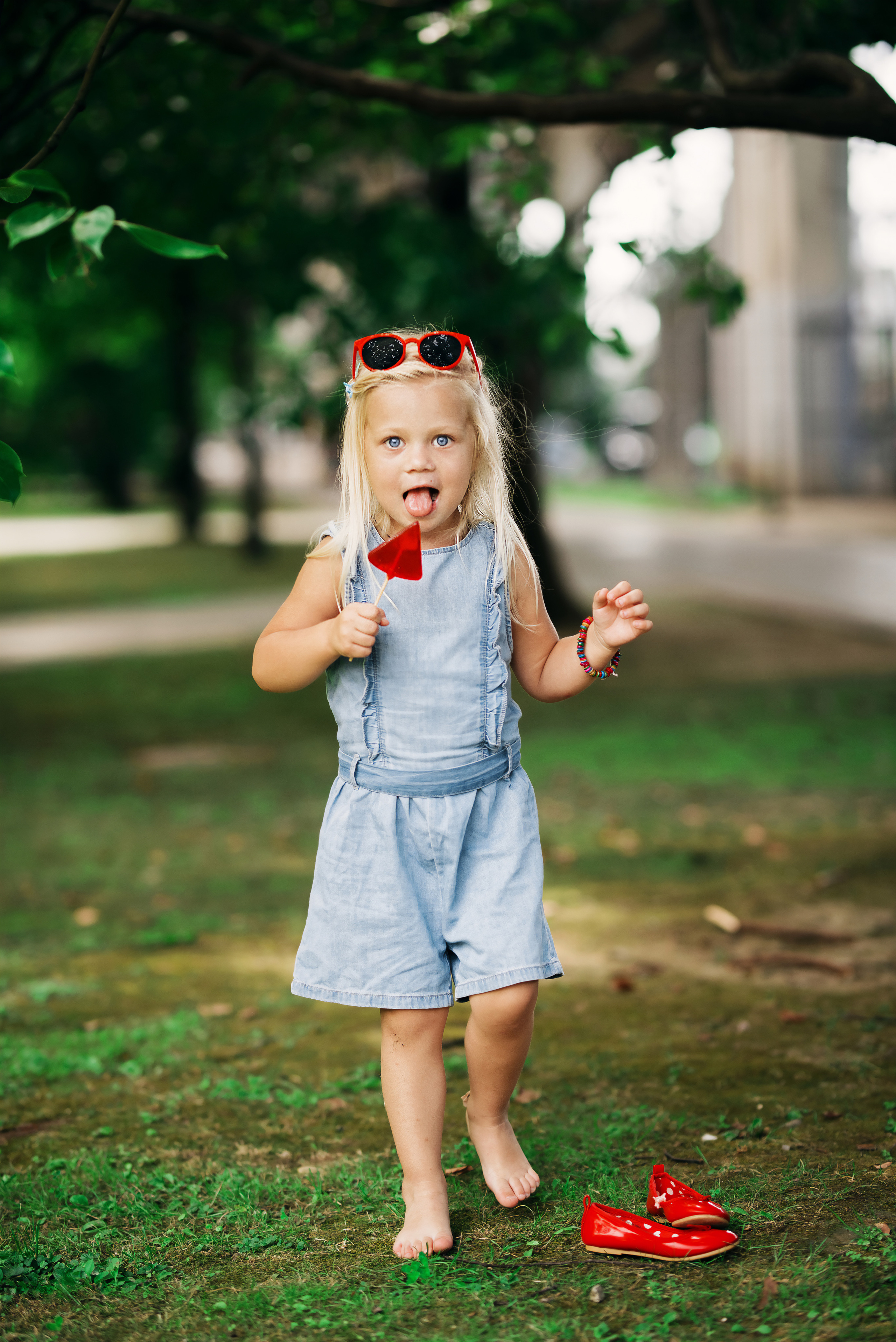 Маленькая девочка на прогулке. Детский студийный фотограф Сочи