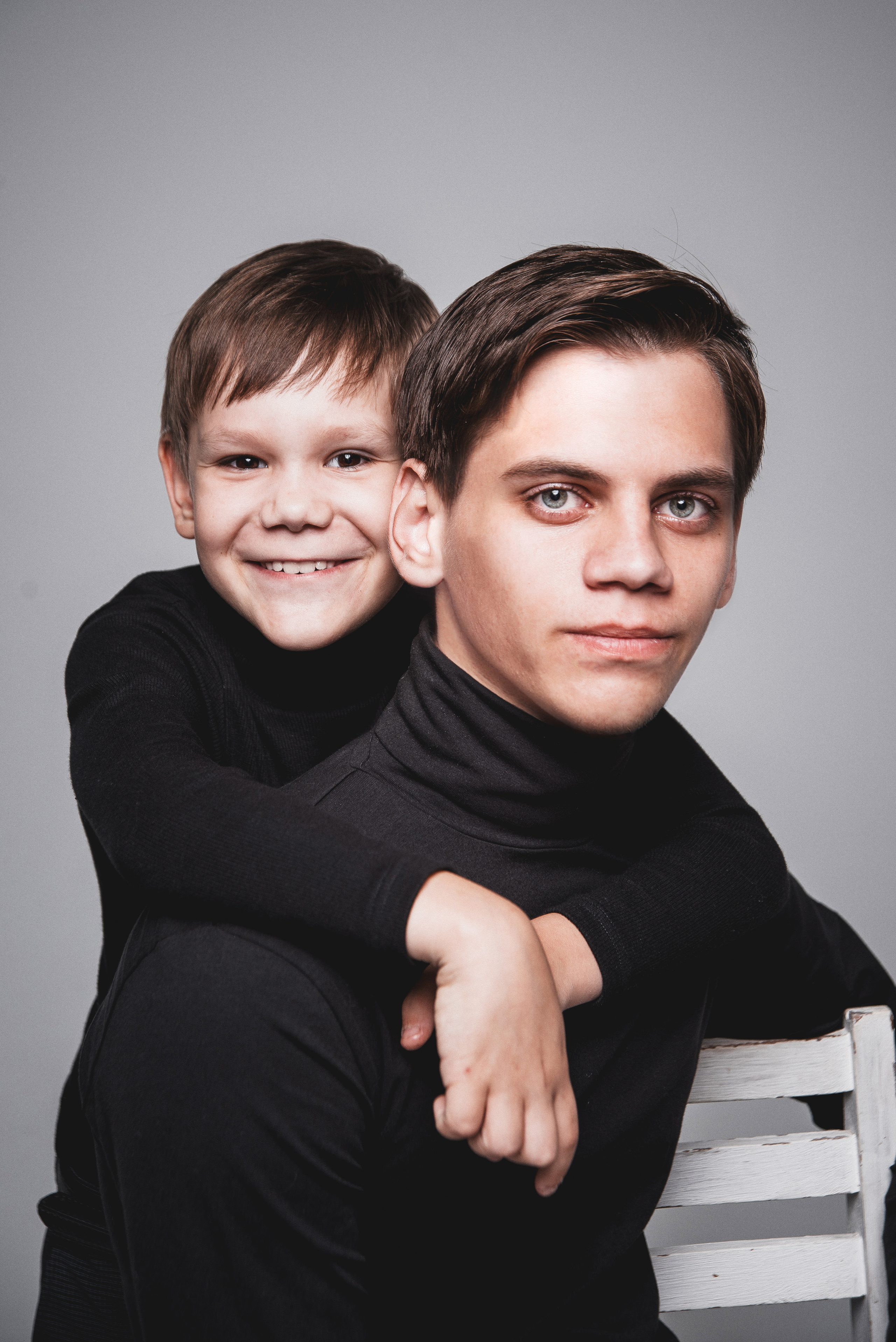 Детская фотосессия братьев в Сочи. Детский студийный фотограф Сочи