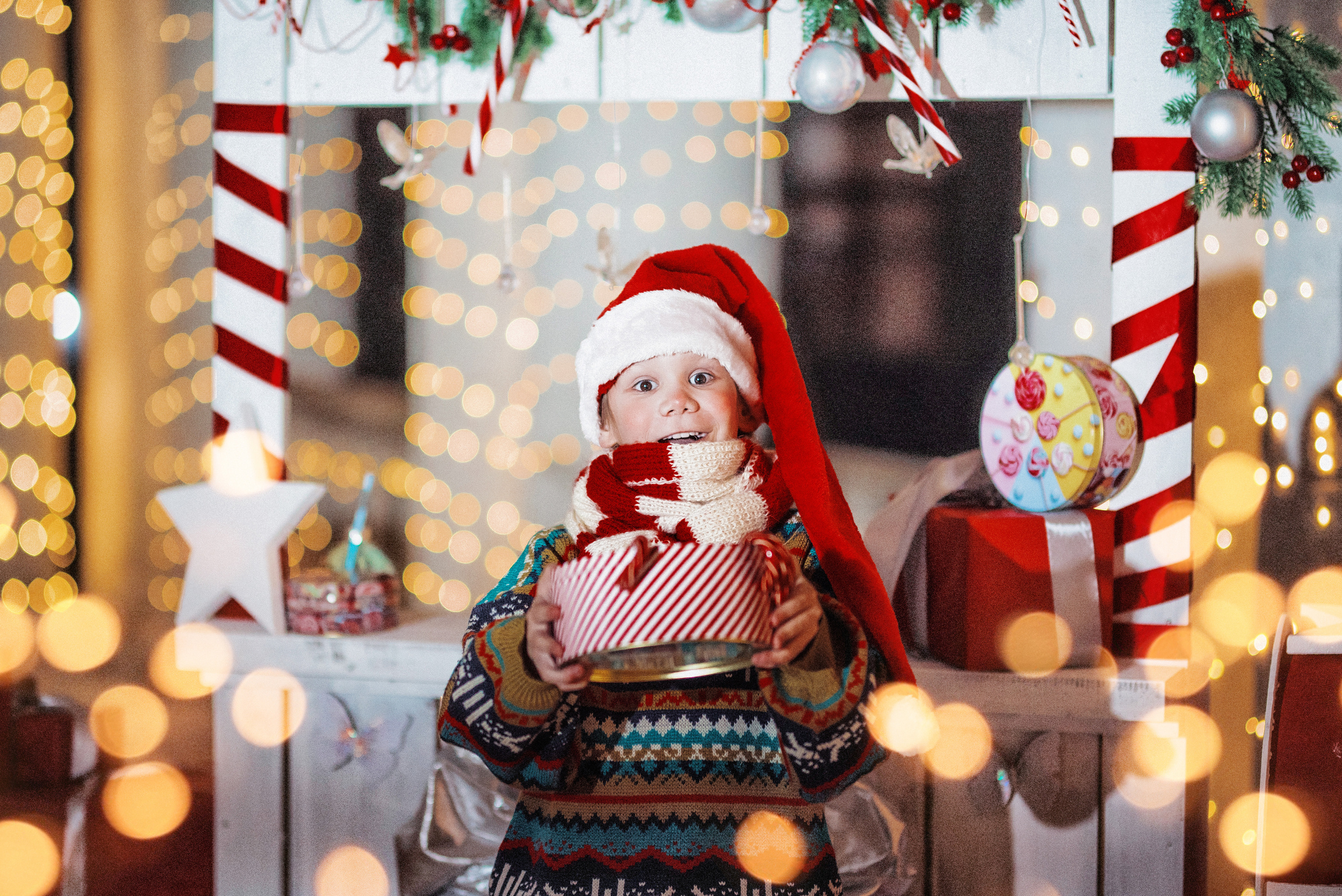 Мальчик с подарками. Детский студийный фотограф Сочи