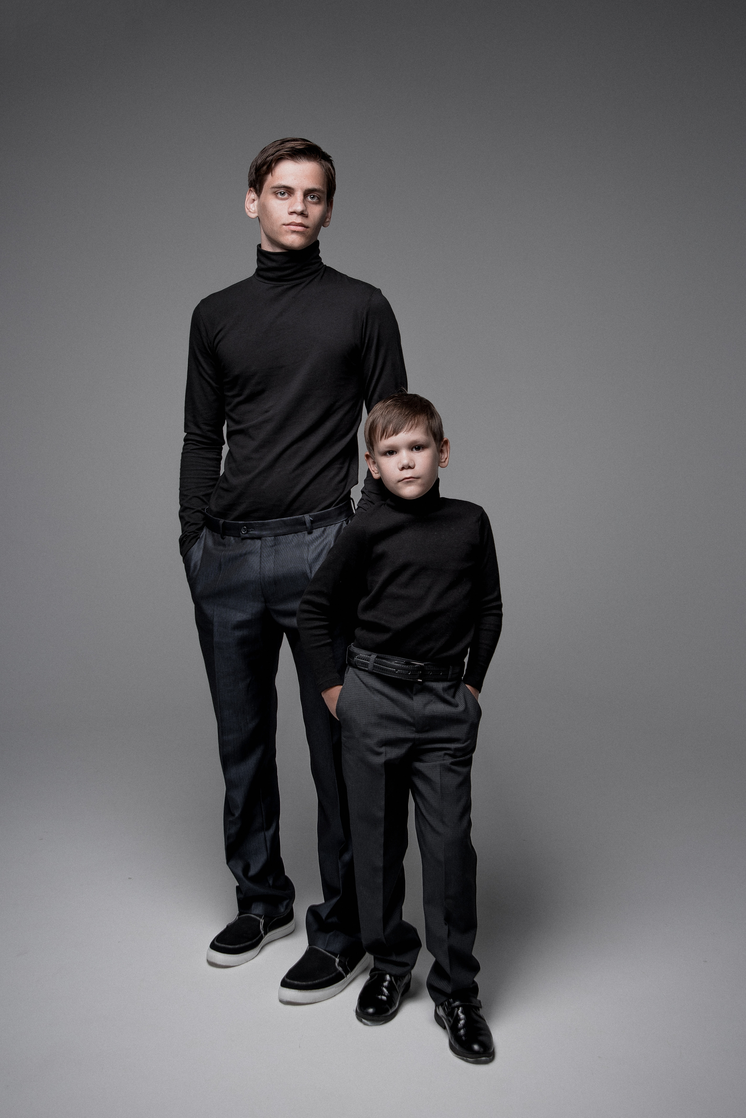 Детская фотосессия братьев в Сочи. Детский студийный фотограф Сочи