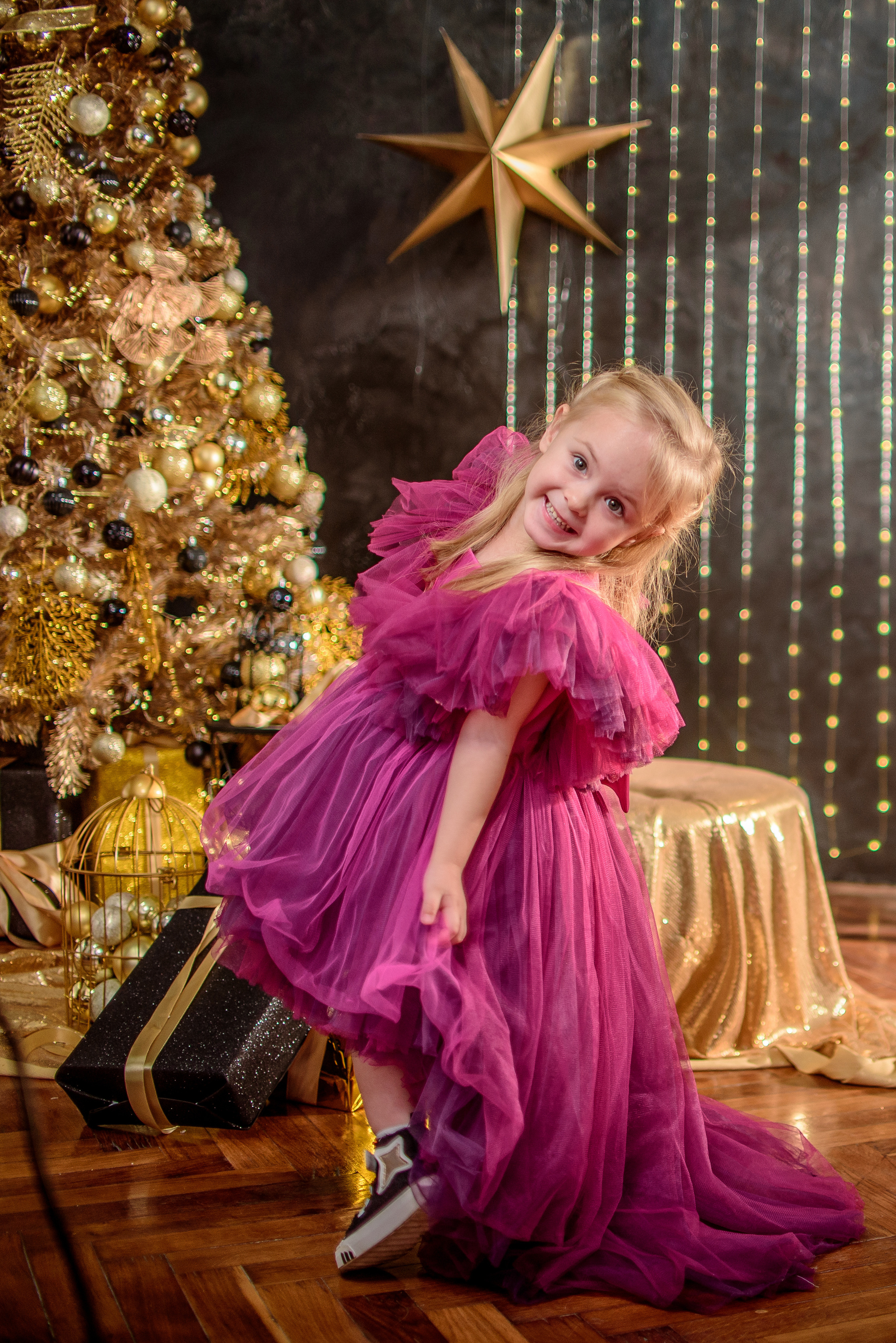 Новогодняя съёмка девочки. Детский студийный фотограф Сочи