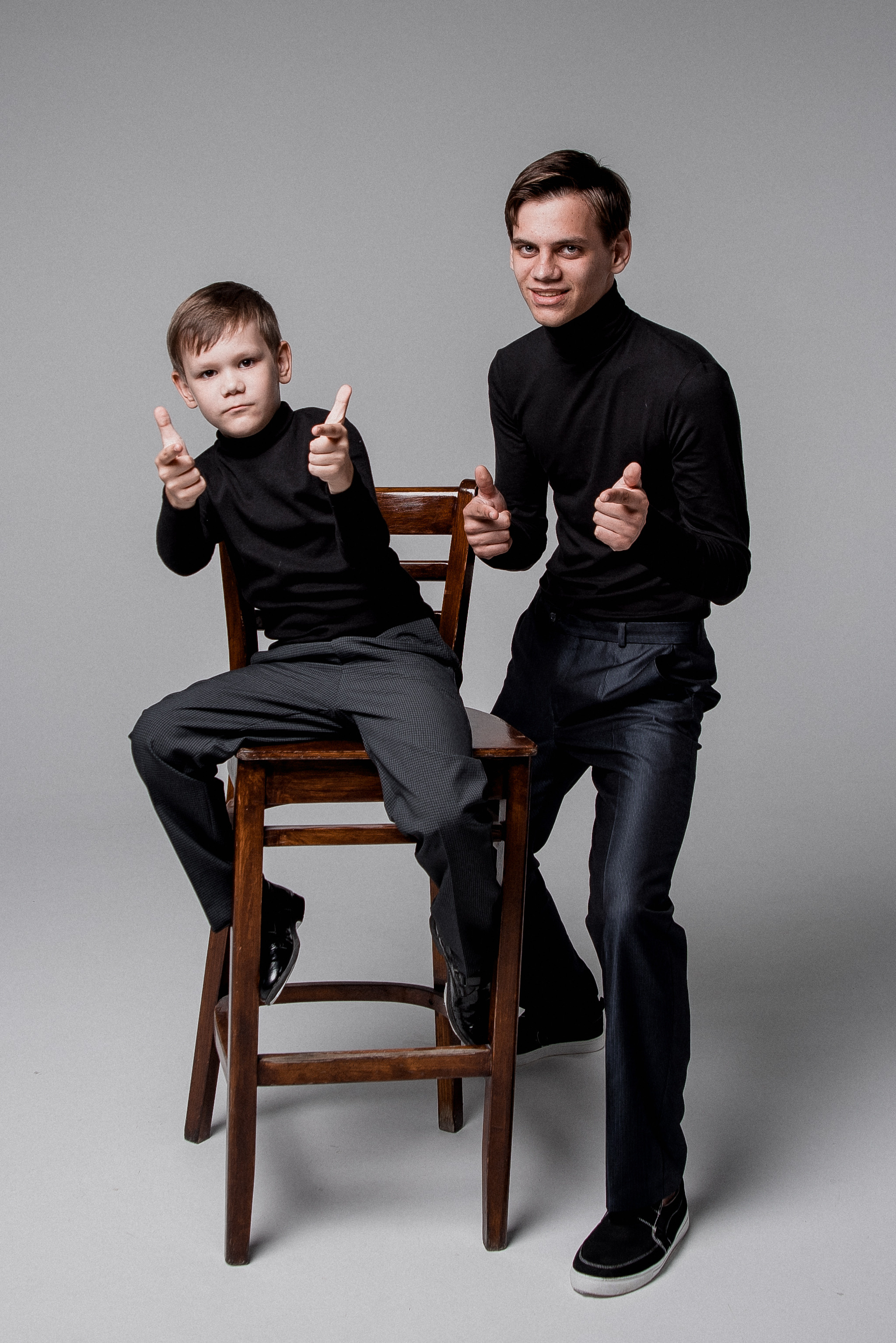 Детская фотосессия братьев в Сочи. Детский студийный фотограф Сочи