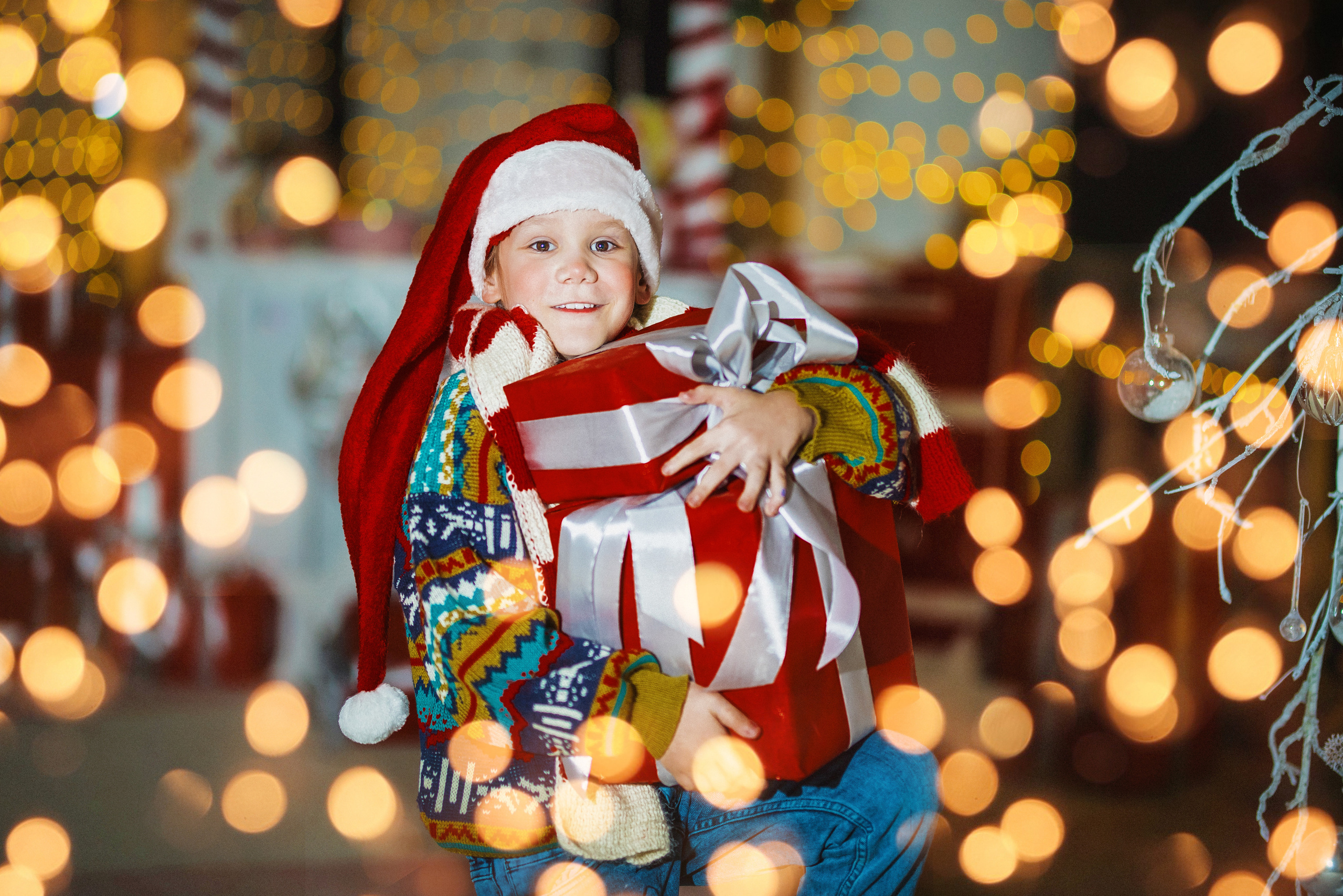 Мальчик с подарками. Детский студийный фотограф Сочи