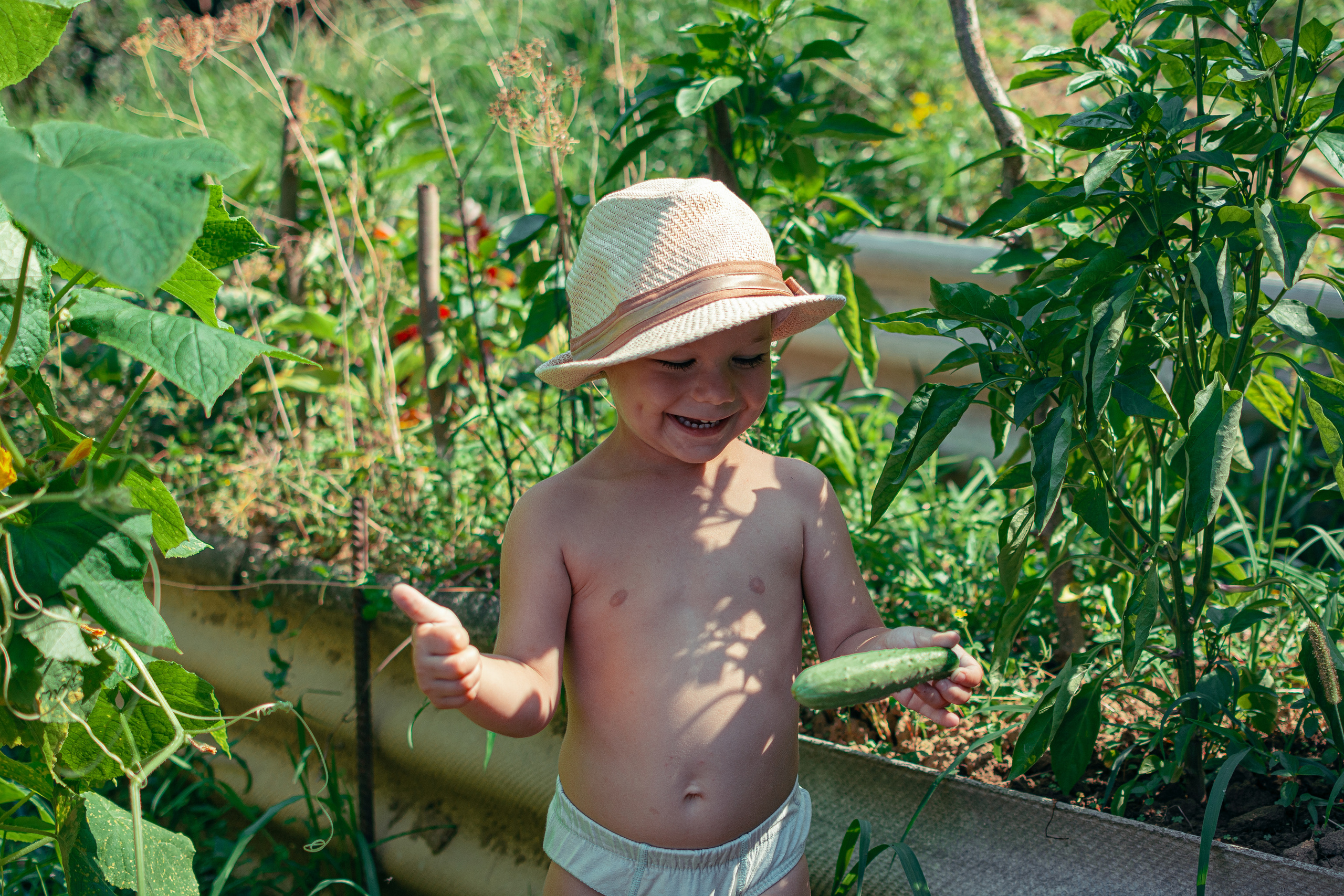 Фотосессия в огороде. Детский студийный фотограф Сочи