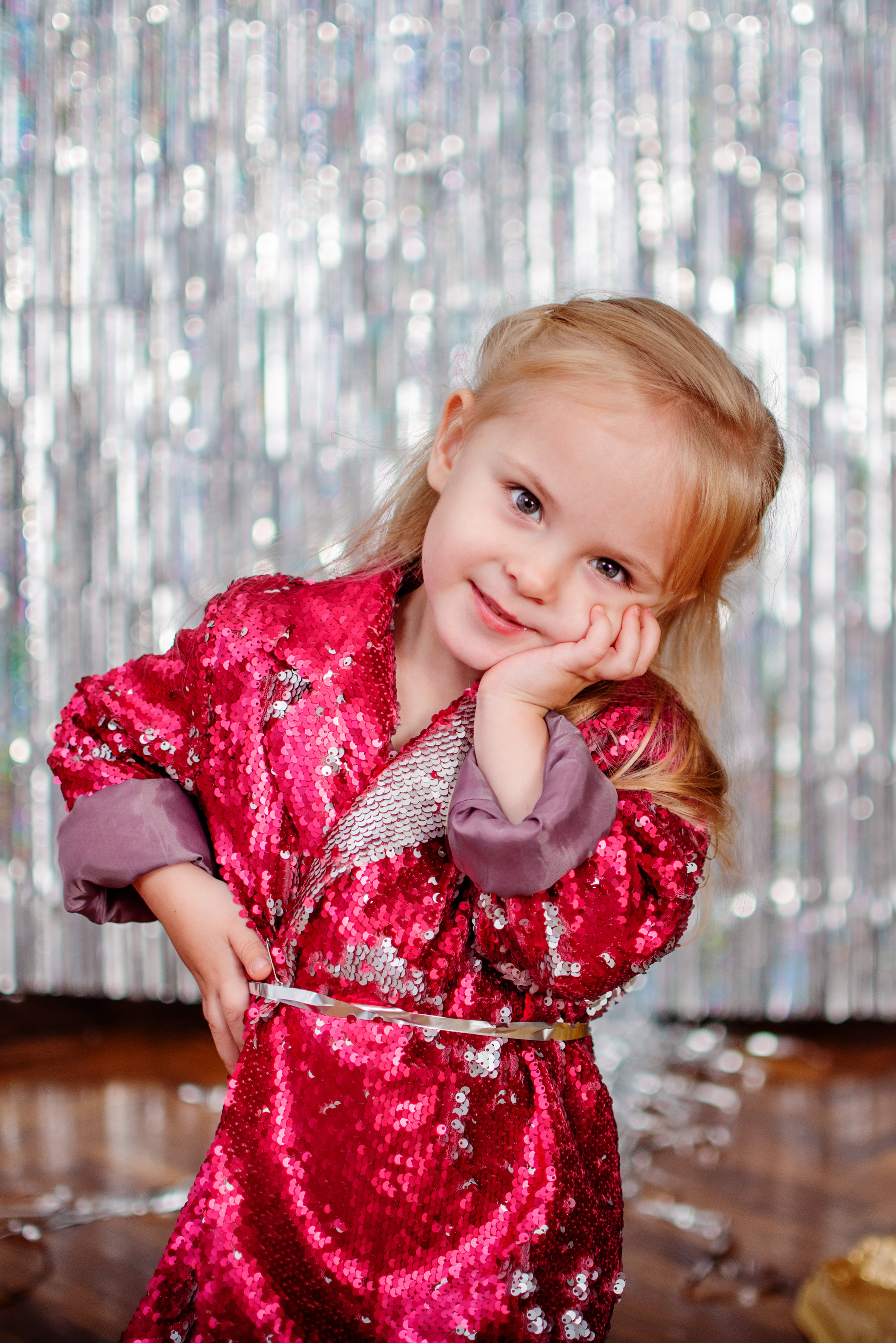Новогодняя съёмка девочки. Детский студийный фотограф Сочи
