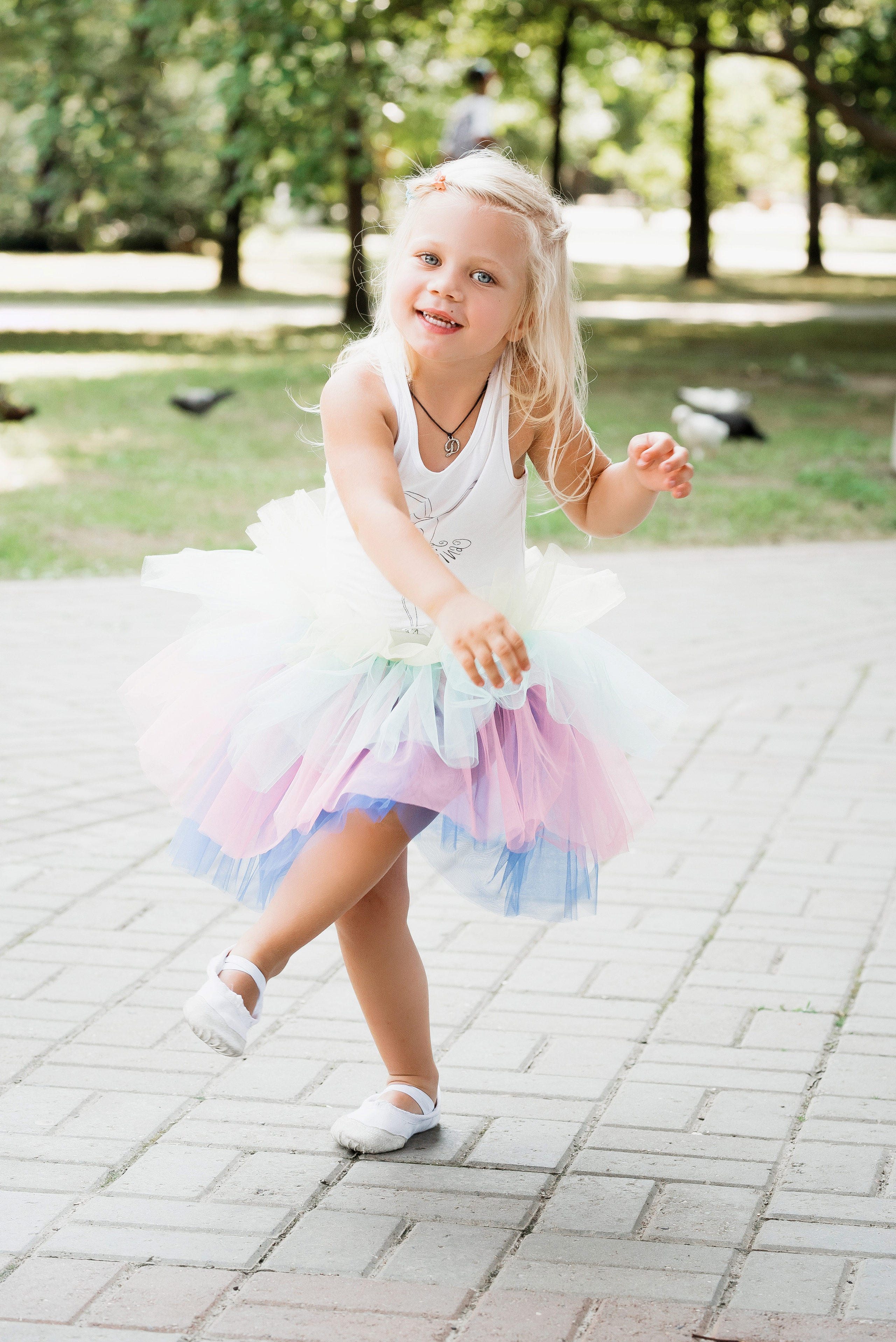 Маленькая девочка на прогулке. Детский студийный фотограф Сочи