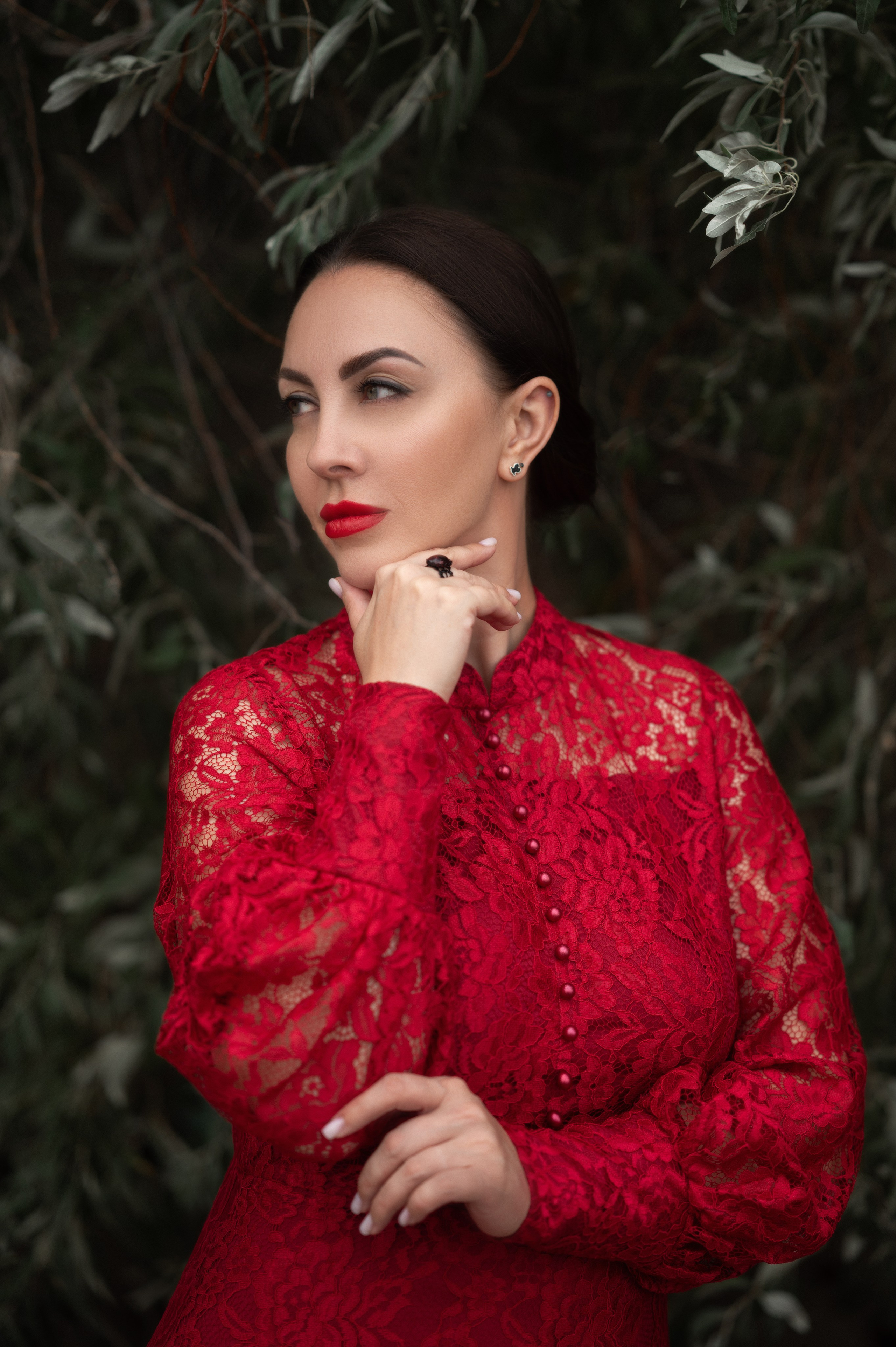 Фотосессия в Волгодонске от Елизаветы Жуйковой: девушка в красном платье на фоне зелёного леса. Роковой женственный образ.