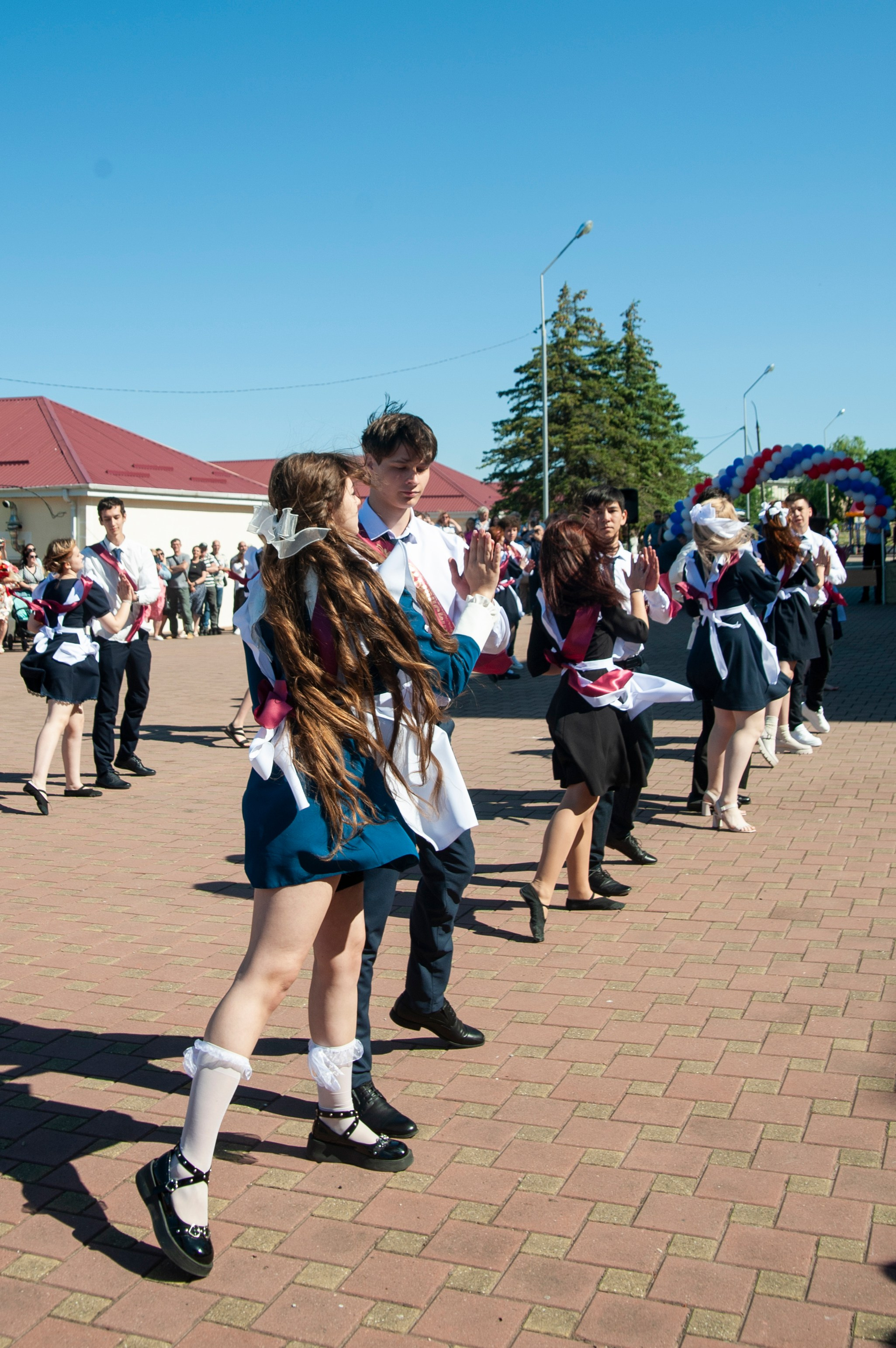 Последний Звонок МАОУ СОШ № 17 им. Эдуарда Есаяна — Архипо-Осиповка. Свадебный и семейный фотограф Денис Лукьянов в Краснодаре, Краснодарском крае и Республике Крым