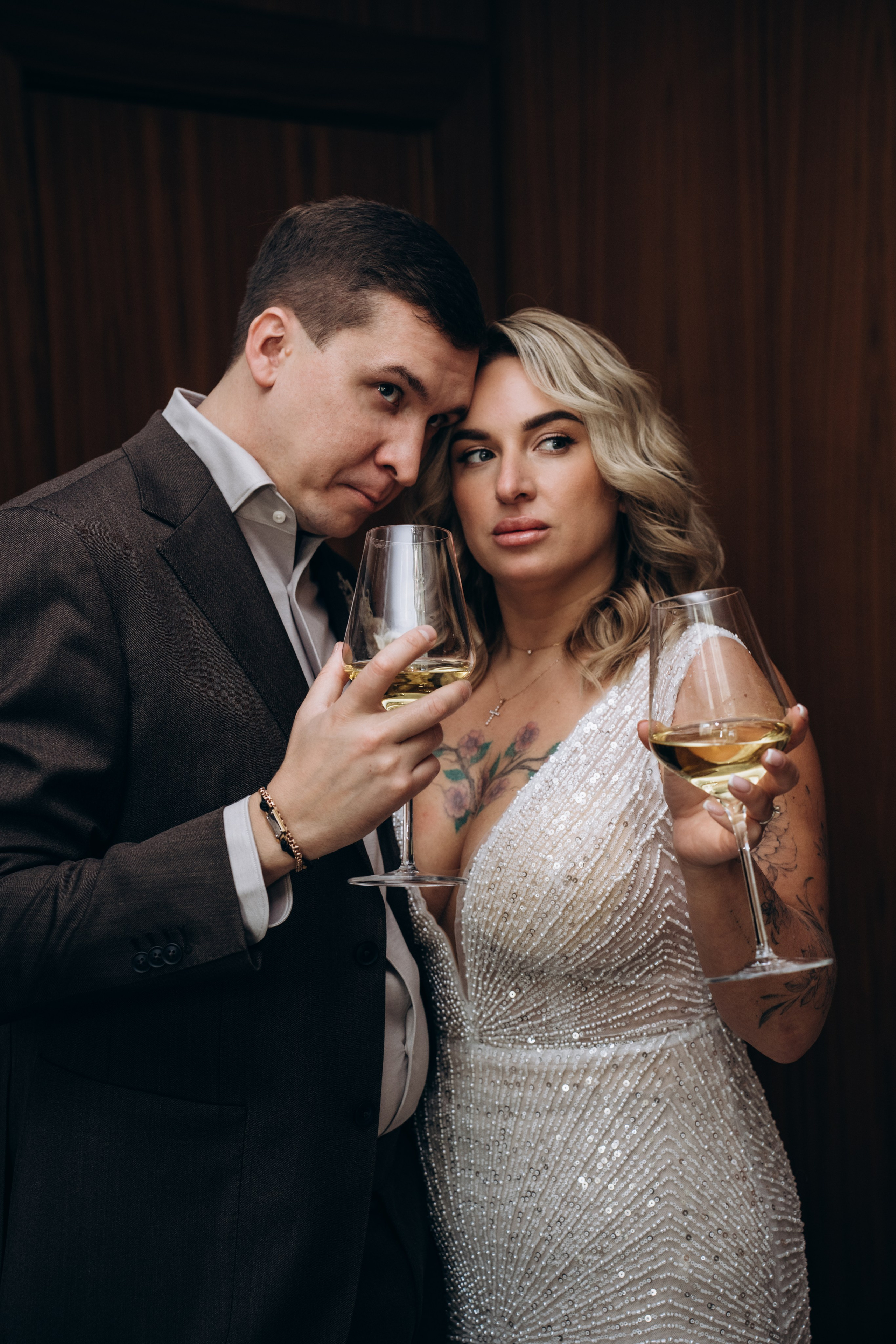 Молодожены держатся за руки на фоне городских улиц — стильные и современные свадебные фотографии в Москве.