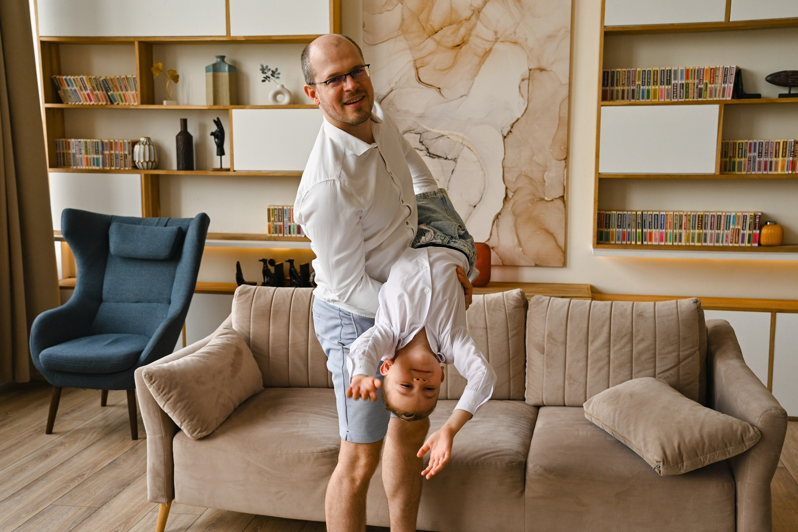 Счастливая большая семья. Компания и фотошкола по созданию контента в Москве