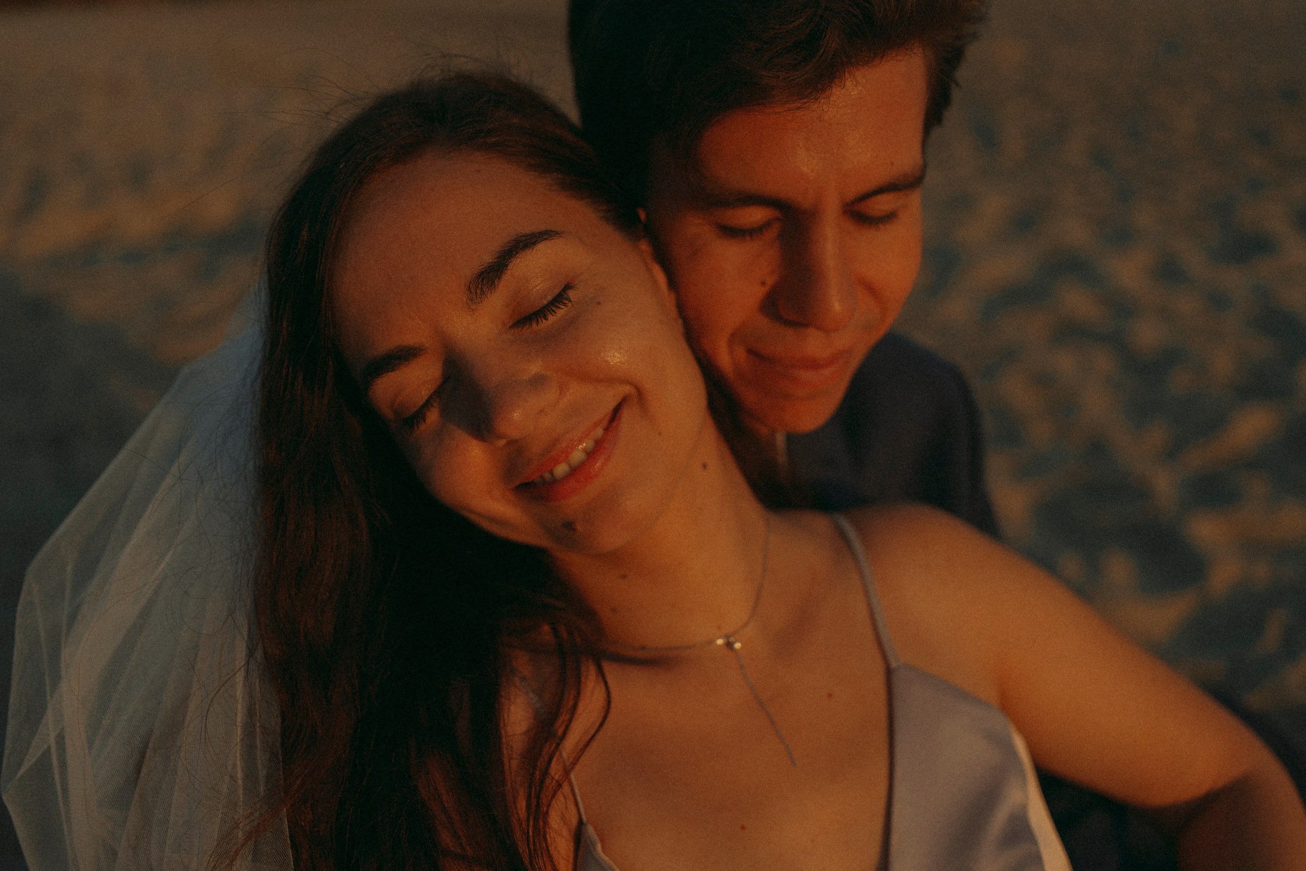 Love Story в свадебных нарядах на берегу реки. Портретный фотограф в Казани, Красной Поляне и Сочи Анна Кузнецова